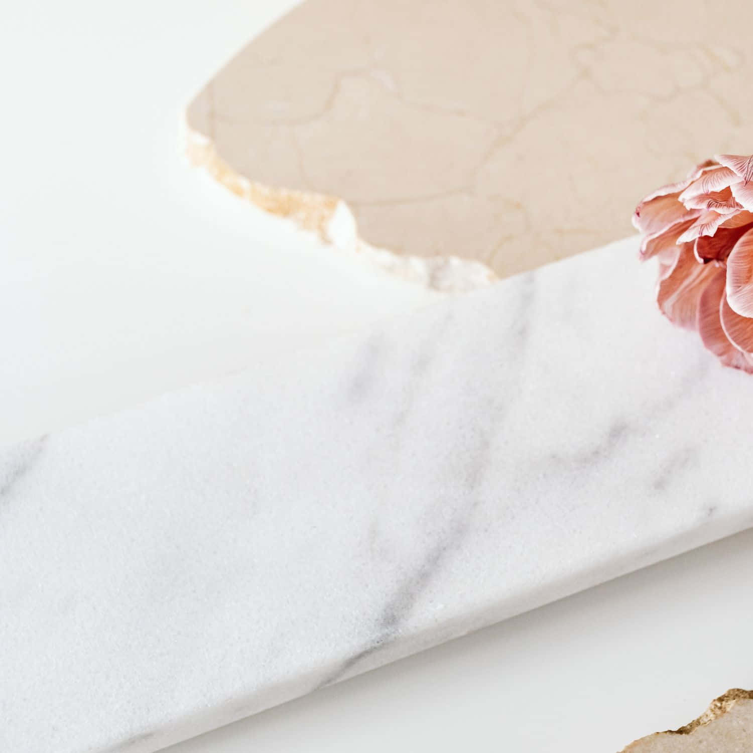 En marmorbakke med en blomst på den Wallpaper