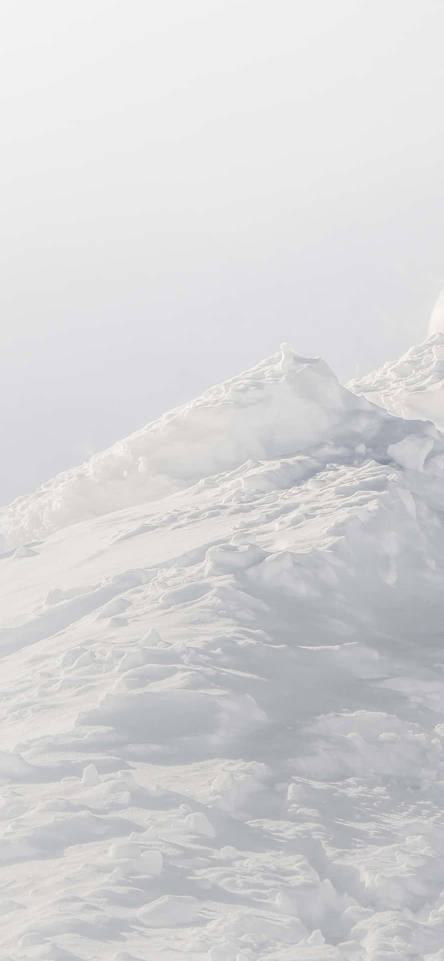 Unapersona Sta Sciando Lungo Una Pista Coperta Di Neve.