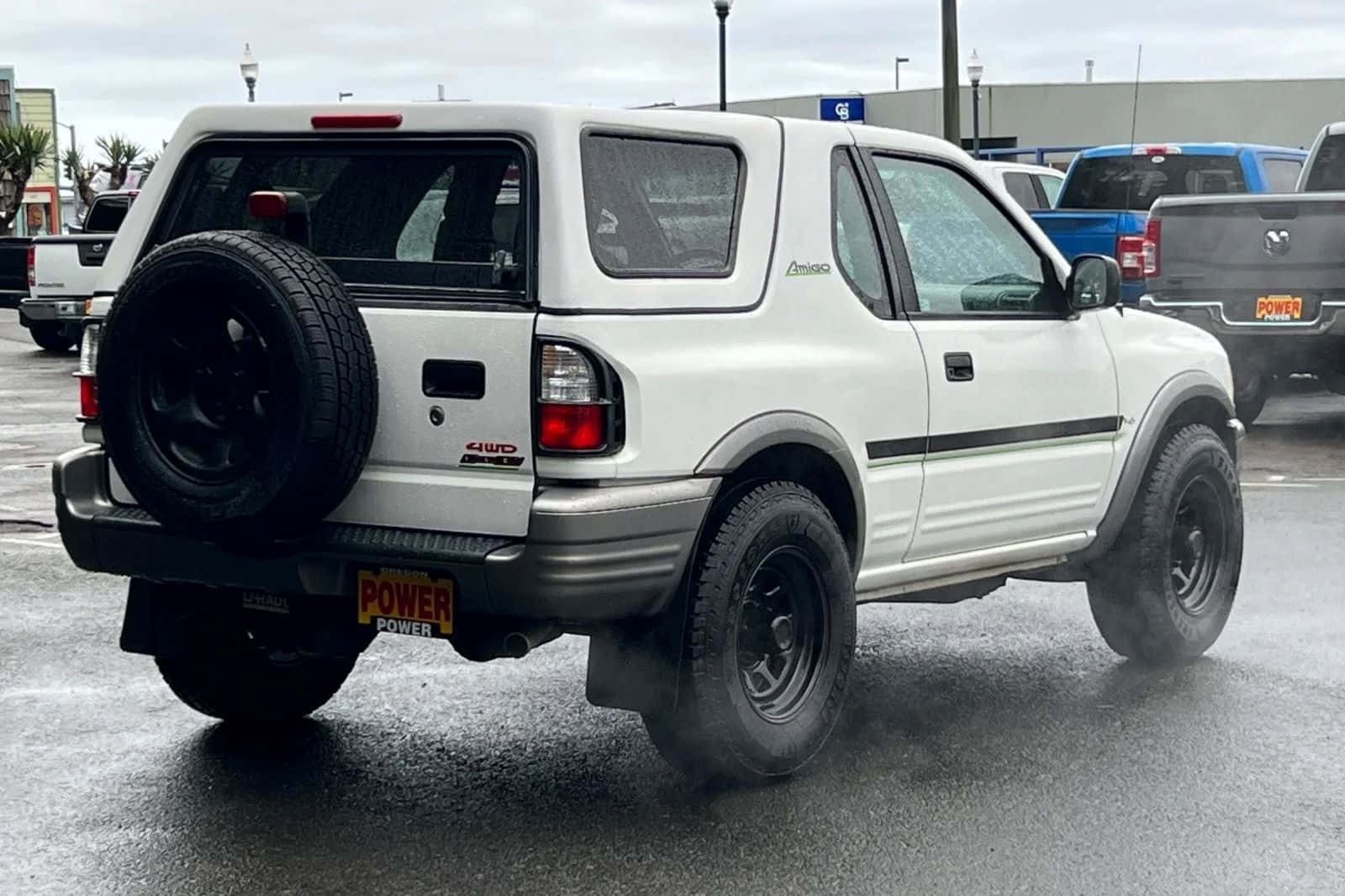 Witte Isuzu Amigo Geparkeerd Buiten Achtergrond