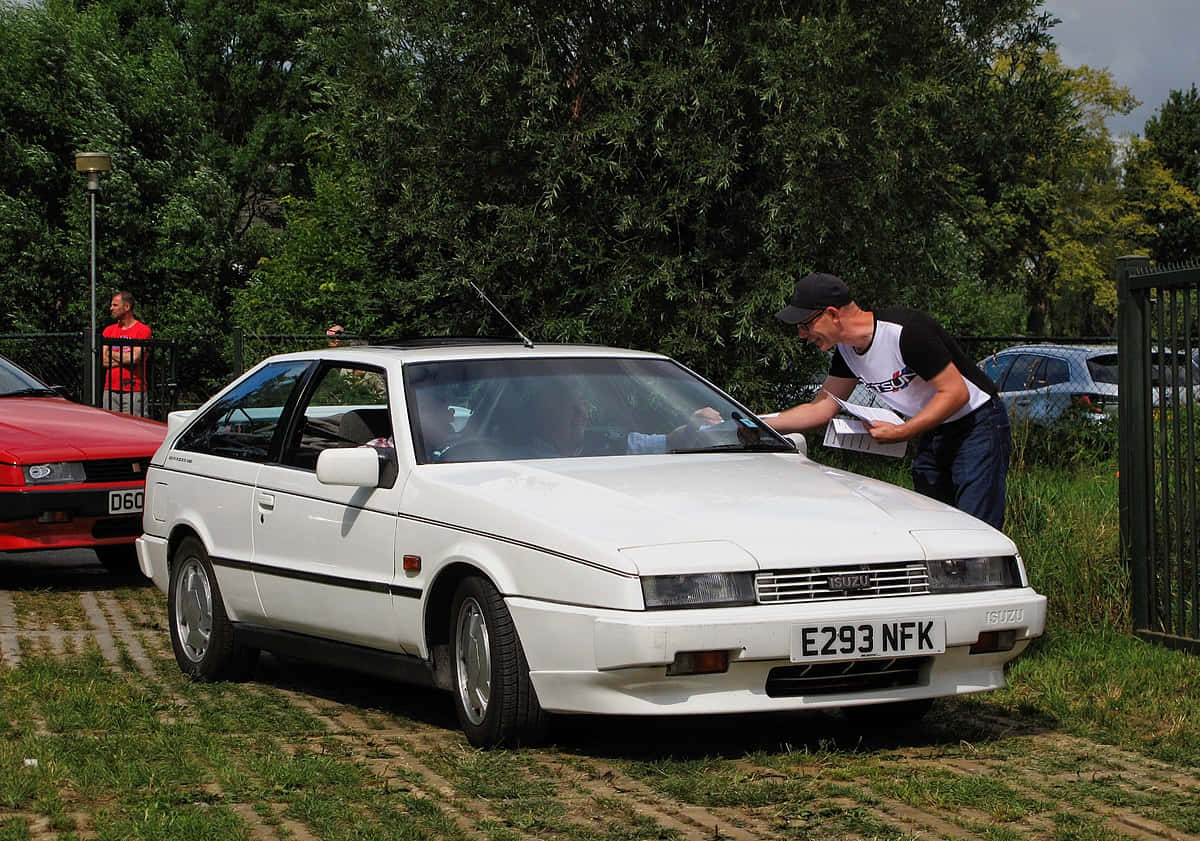 Witte Isuzu Impulse Geparkeerd Buiten Achtergrond