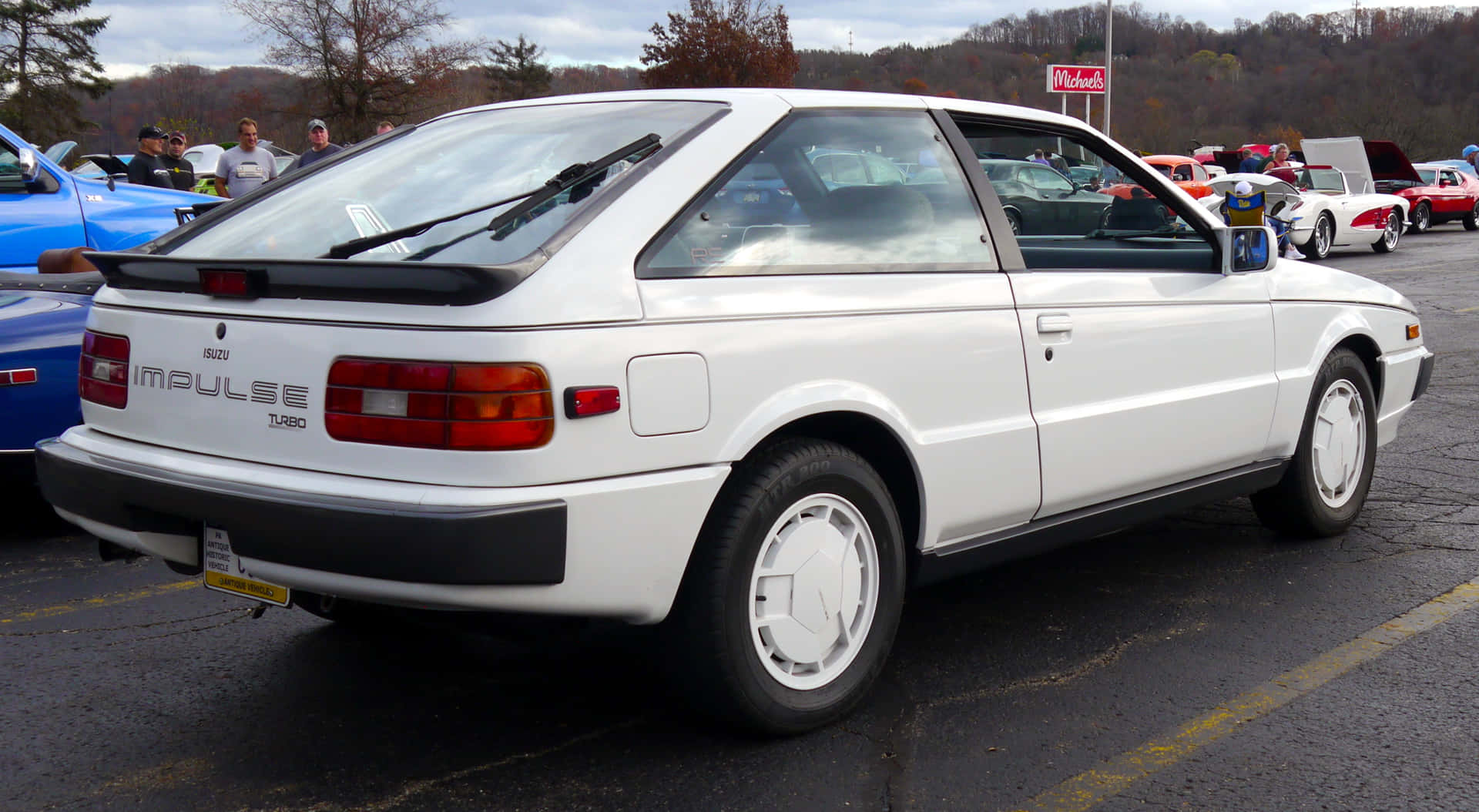 Isuzu Impulse Turbo Blanche Au Salon De L'automobile Fond d'écran