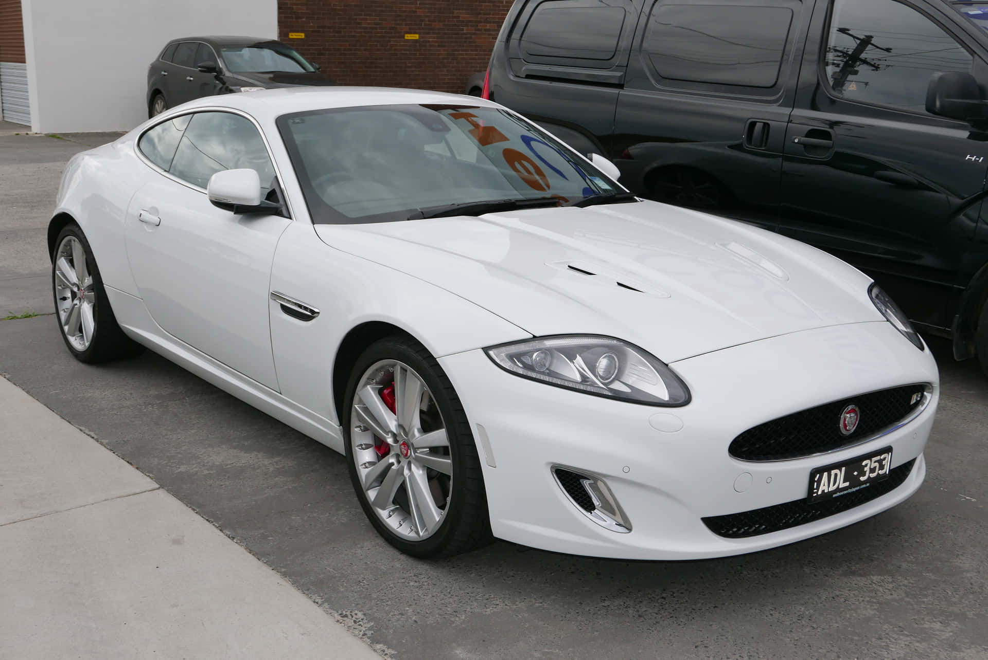 Jaguar X K Blanc Coupé Garé Fond d'écran