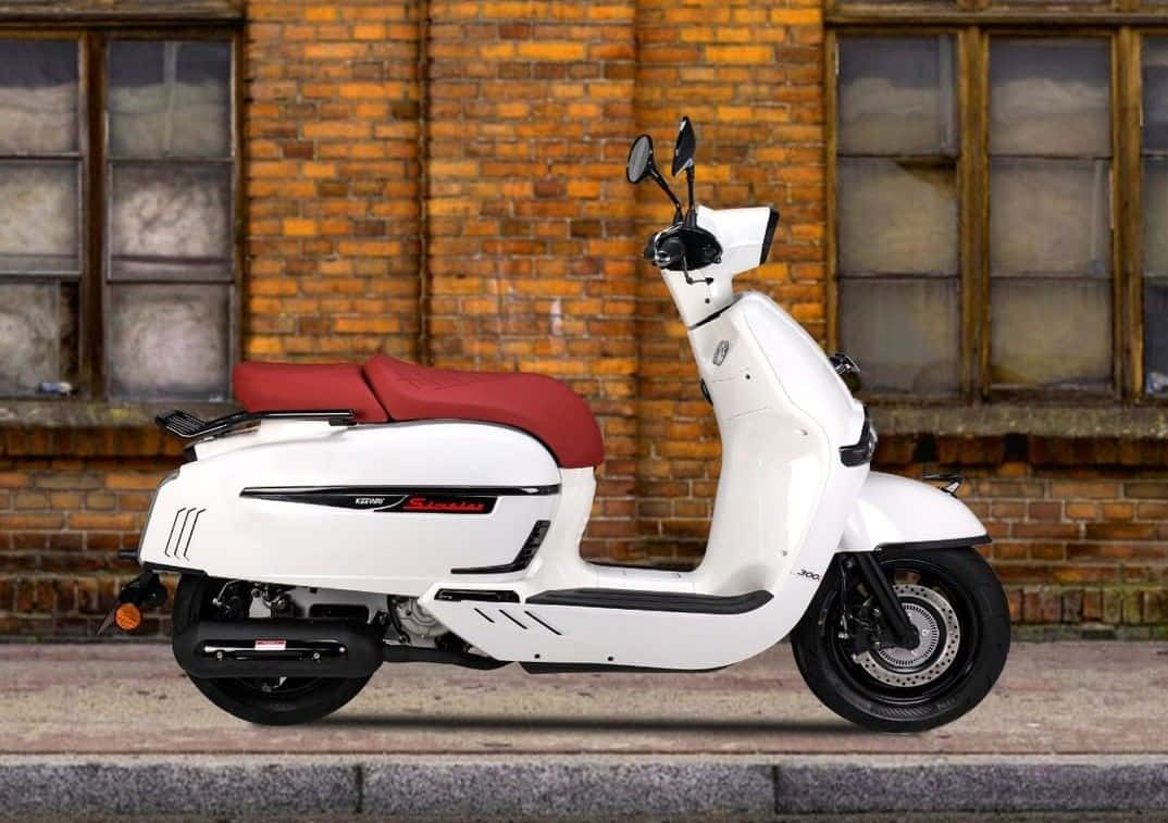 Scooter Keeway Blanc Sur Fond Urbain Fond d'écran