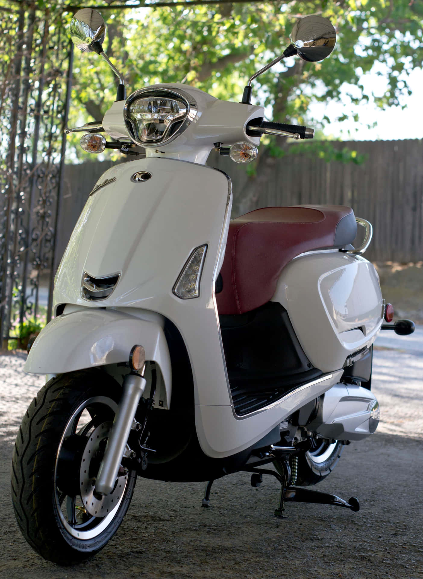 Scooter Kymco Blanc En Cadre Extérieur Fond d'écran