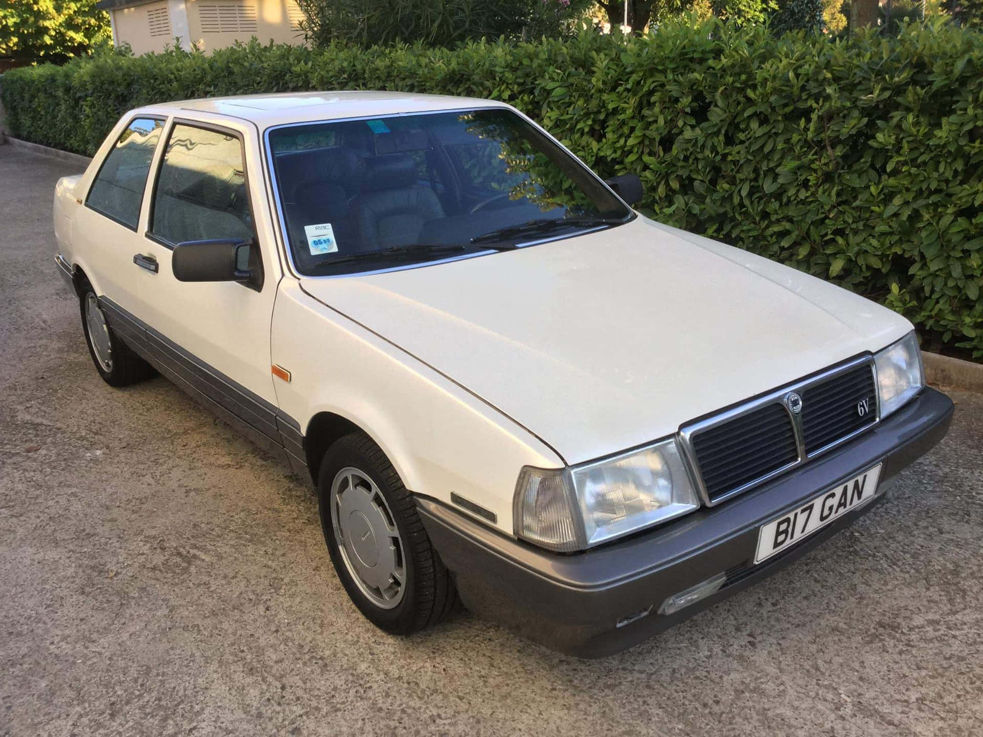 Lancia Thema Blanche Garée À L'extérieur Fond d'écran