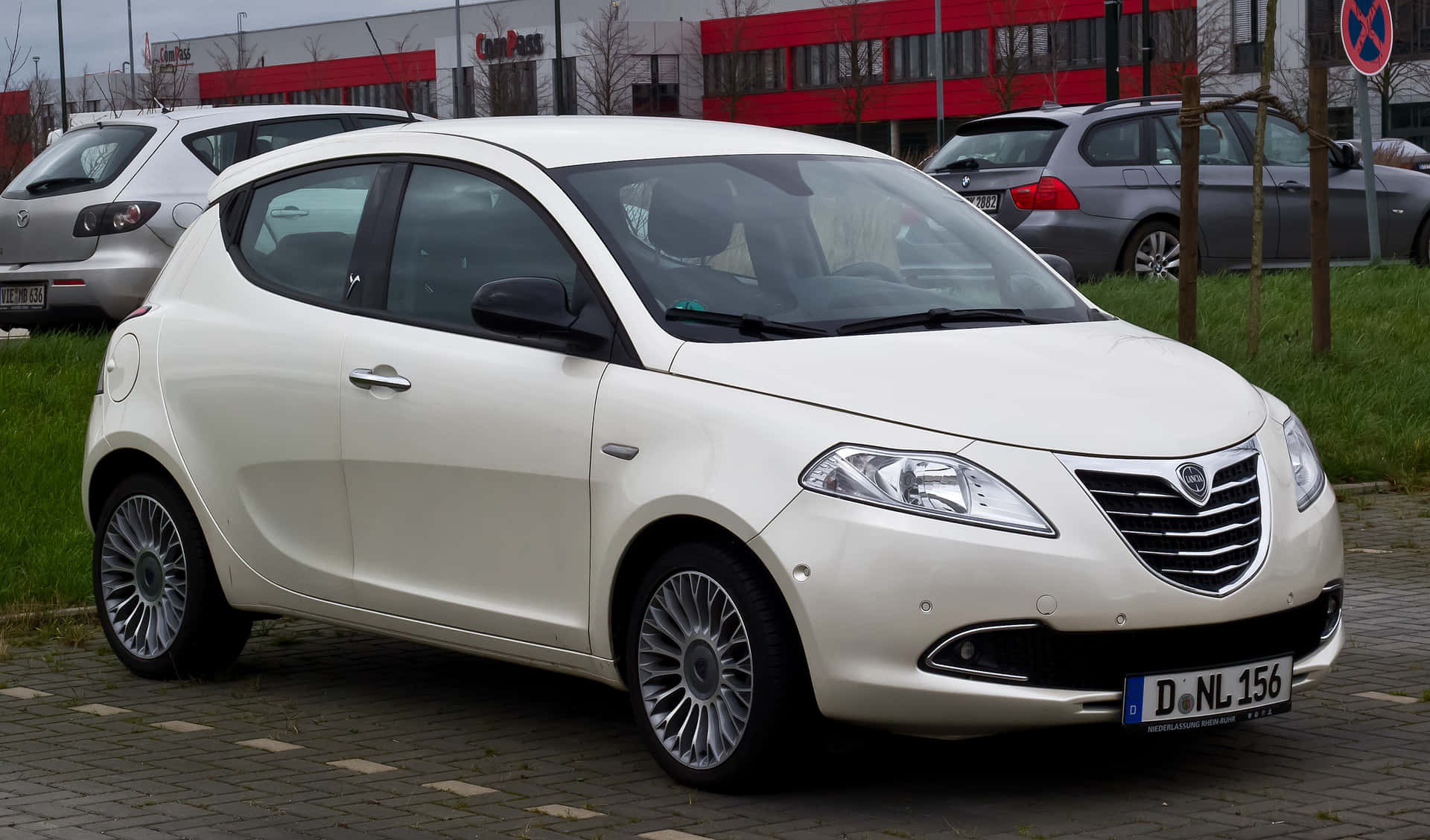 Lancia Ypsilon Blanche Garée À L'extérieur Fond d'écran