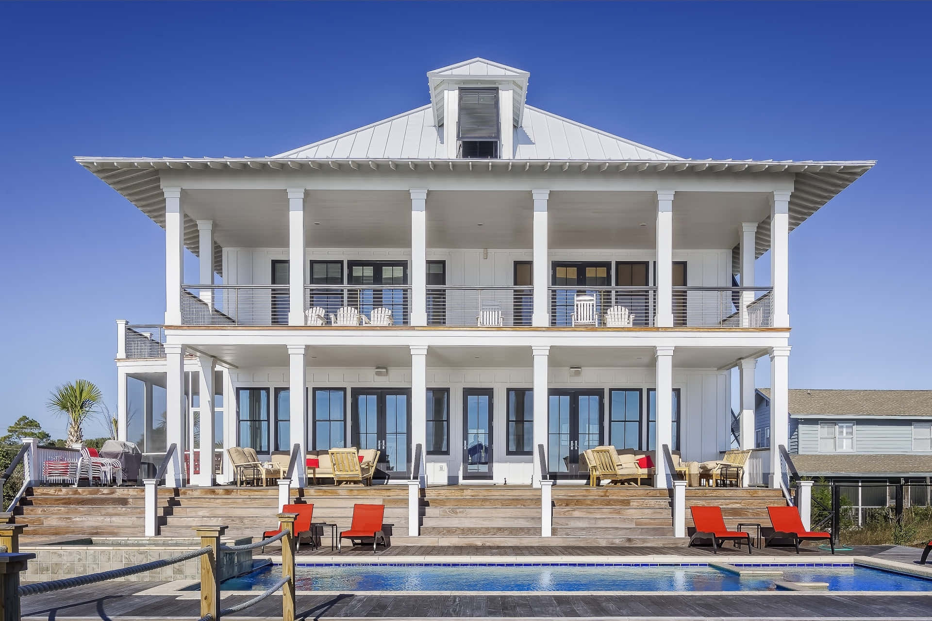 Hvid luksuriøs hus Villa med foran poolen Wallpaper