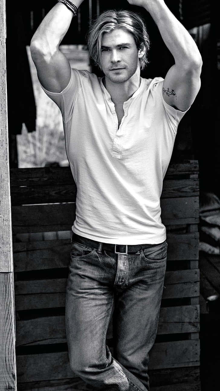 White Man Chris Hemsworth Model Wallpaper