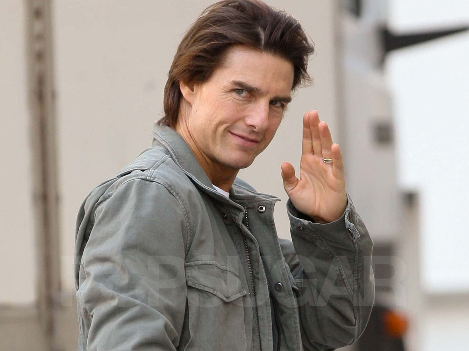 Homembranco Ator Tom Cruise - Referring To A Possible Wallpaper Featuring Tom Cruise In A White Outfit. Papel de Parede