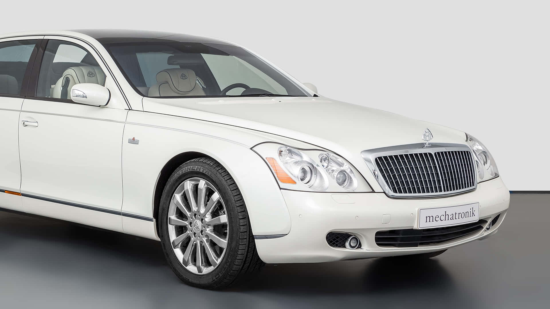 Vue Latérale D'une Maybach Landaulet Blanche Fond d'écran