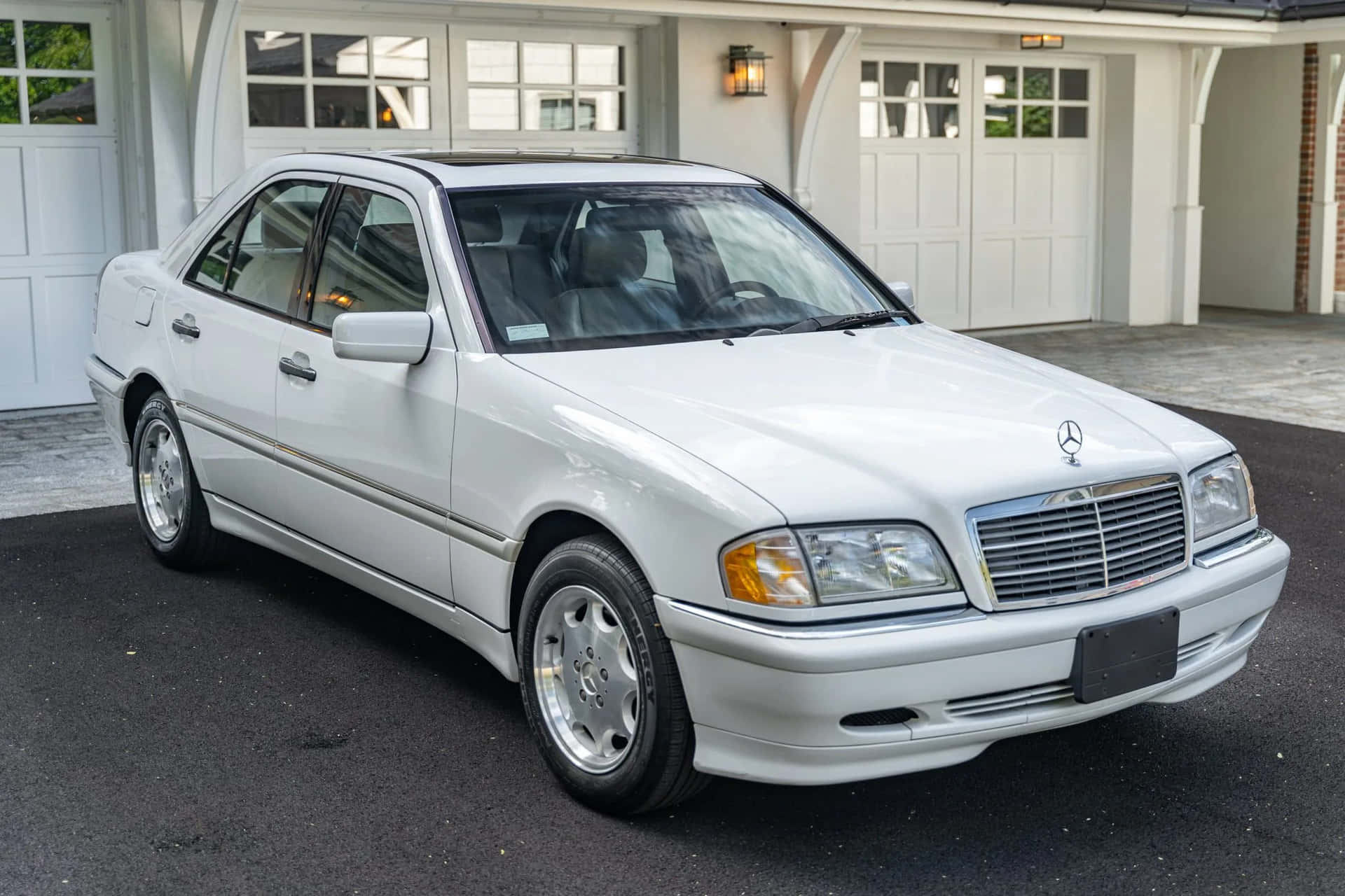 Mercedes Benz C Class Garée Dans L'allée Fond d'écran