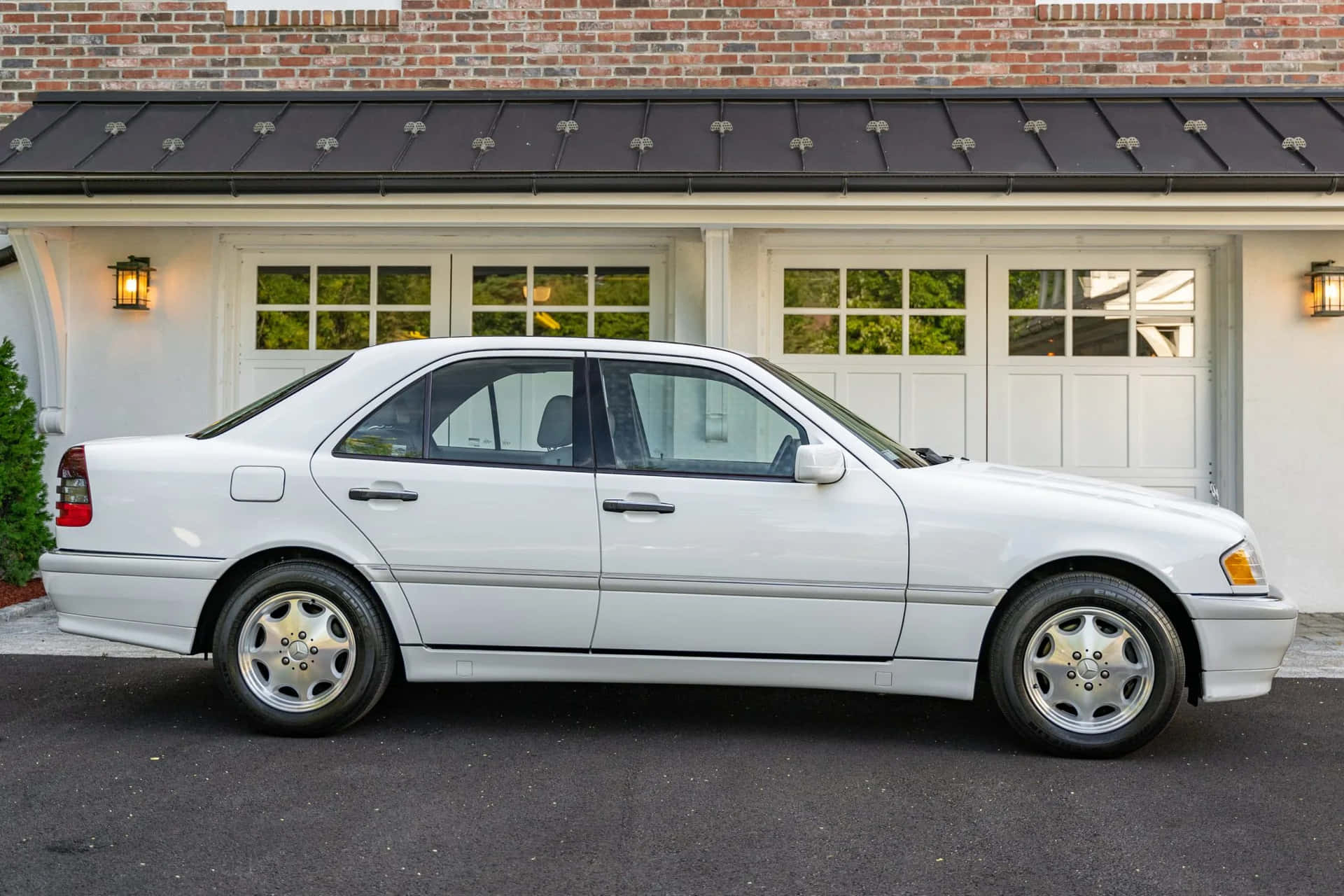 Witte Mercedes Benz C Klasse Sedan Geparkeerd Achtergrond