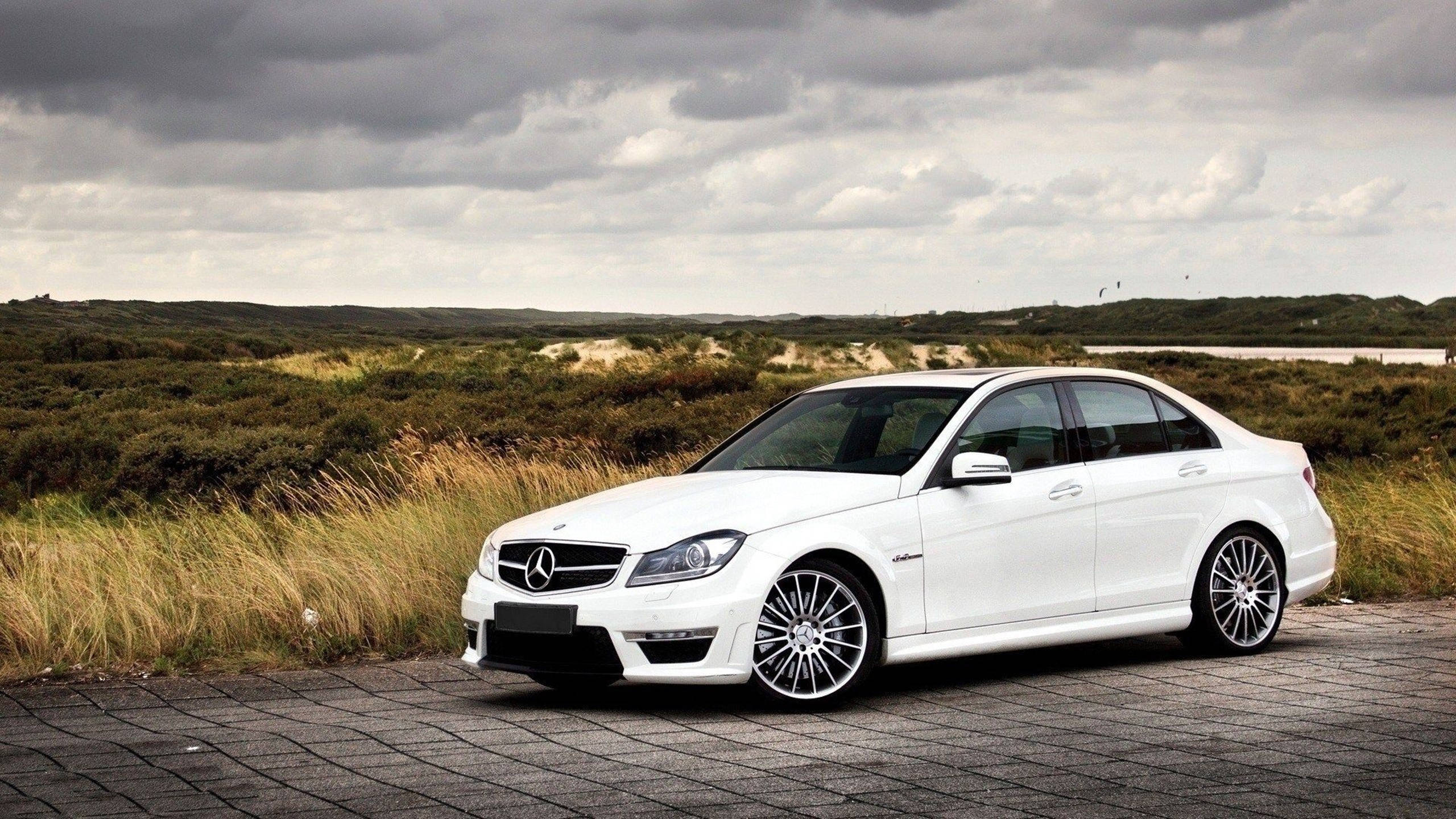 Captivating Luxury: Mercedes Benz HD Wallpaper