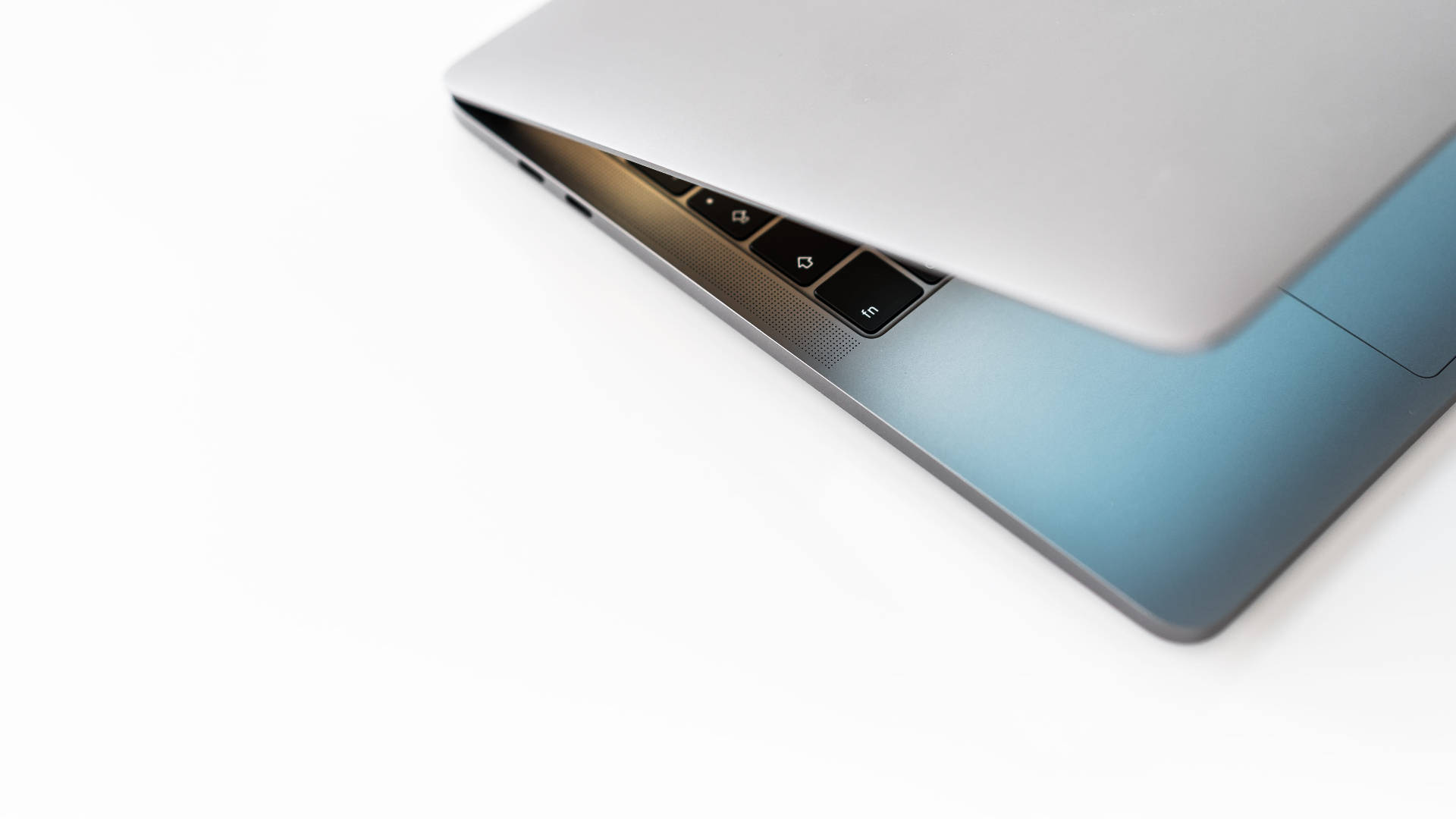 White Minimalist Half-close Laptop Picture