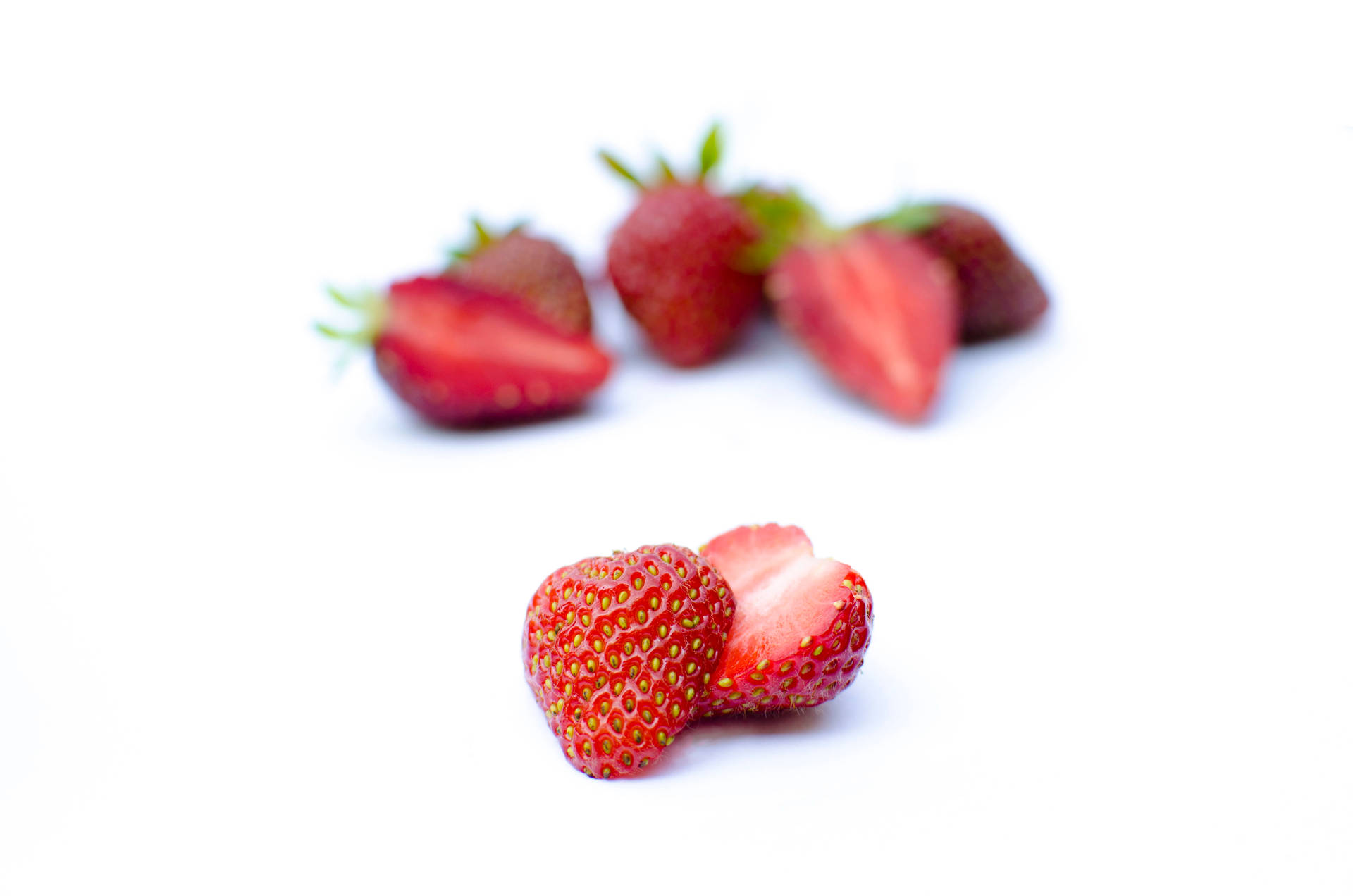 White Minimalist Sliced Strawberries Wallpaper