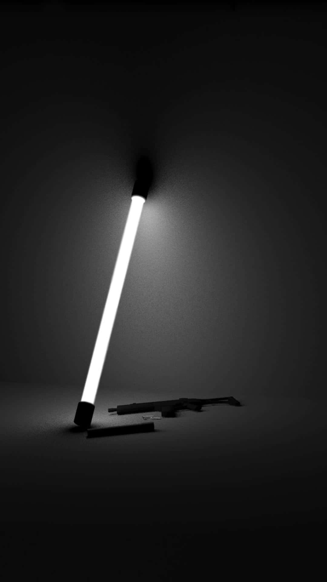 Et sort og hvid billede af en lampe med lys tændt på den. Wallpaper