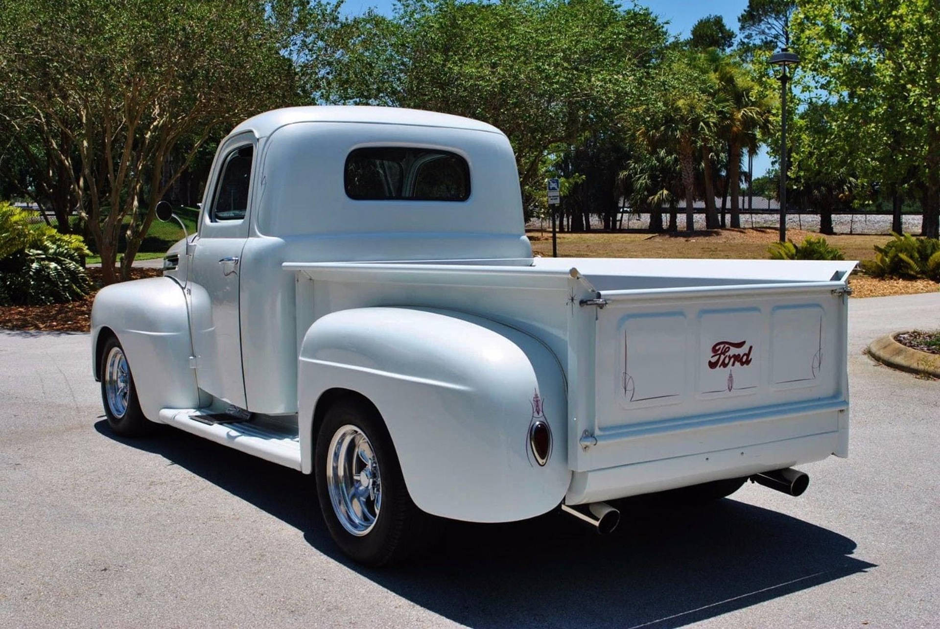 Vintage Elegance Unveiled - White Old Ford Truck Wallpaper