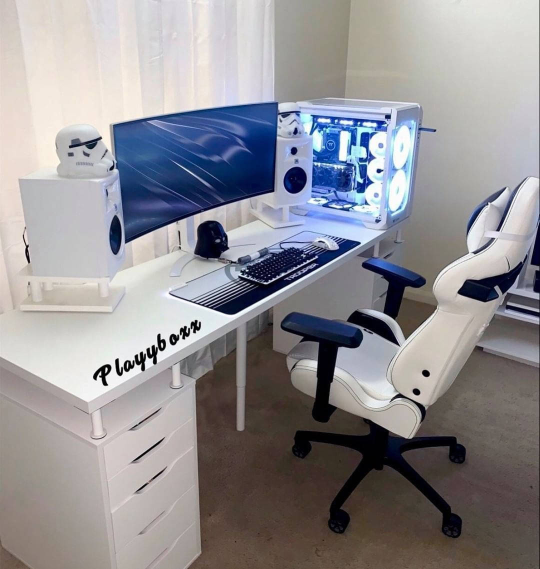 Et moderne hvidt PC, perfekt til gaming og streaming. Wallpaper