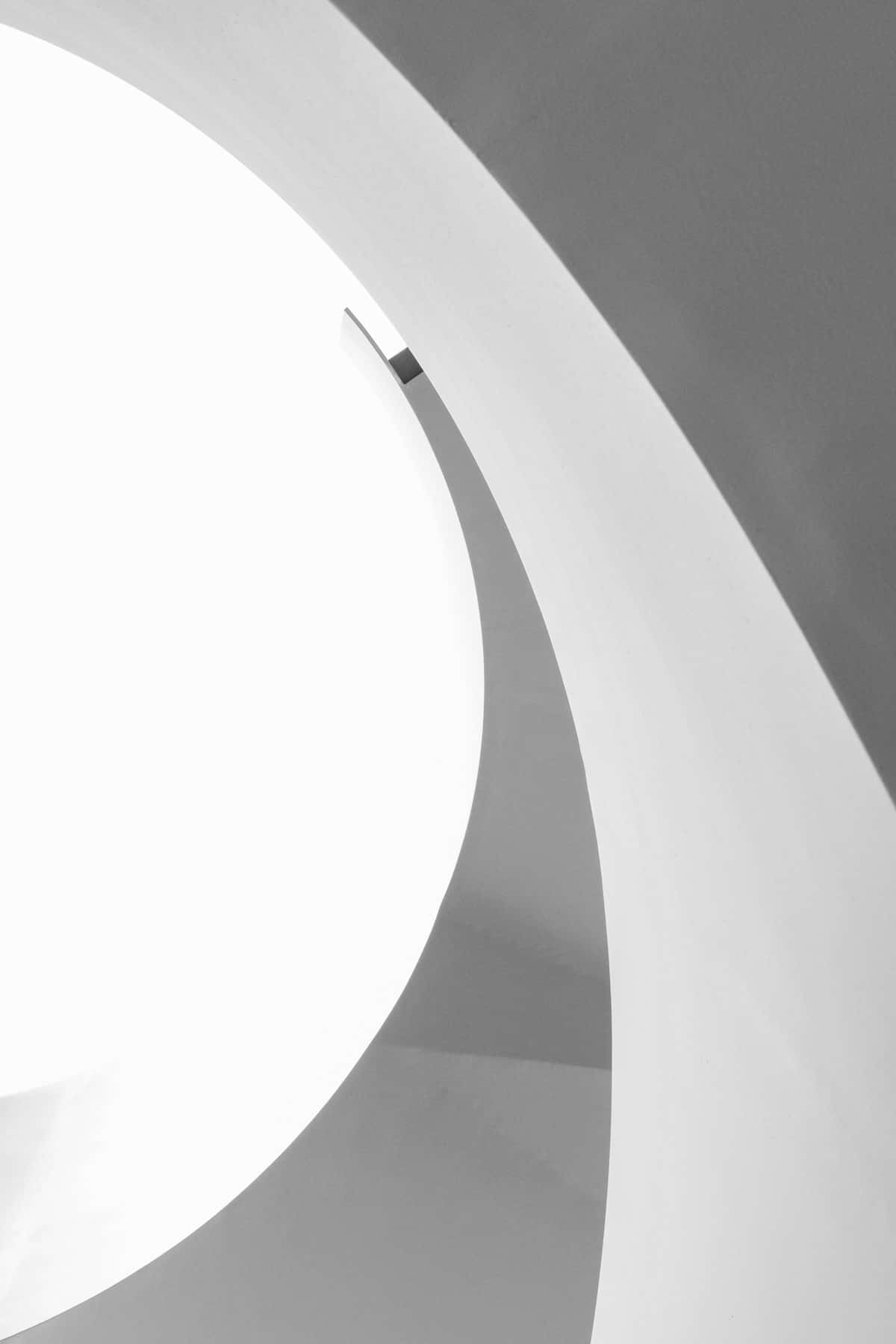 Umafoto Em Preto E Branco De Uma Escada Em Espiral Papel de Parede