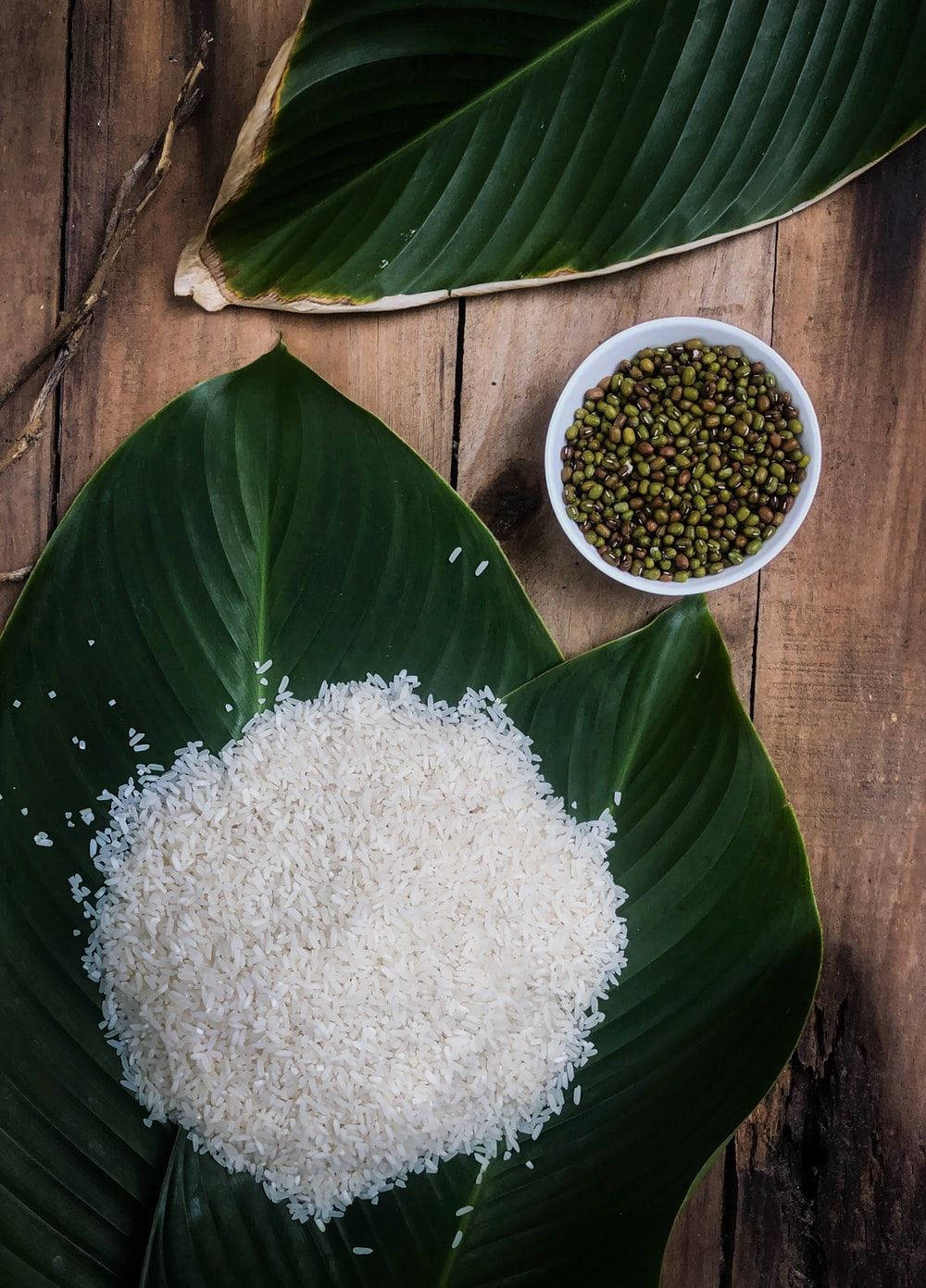 White Rice On A Fragrant Leaf And A Bowl Of Mung Beans Wallpaper