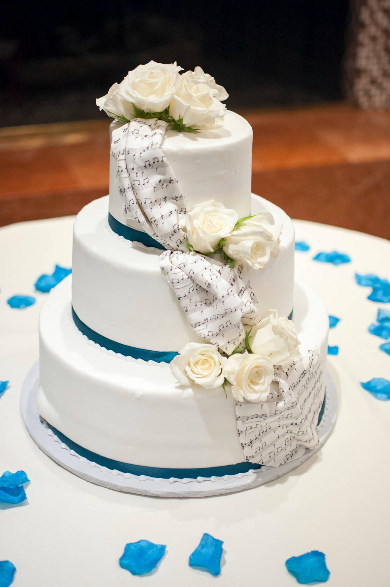 White Rose Layered Wedding Cake Wallpaper