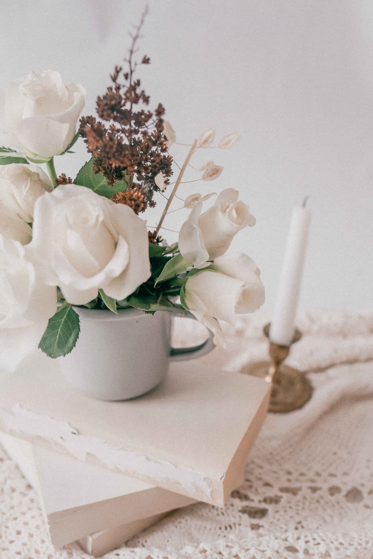 Hintergrundmit Weißen Rosen, Kerze Und Buch
