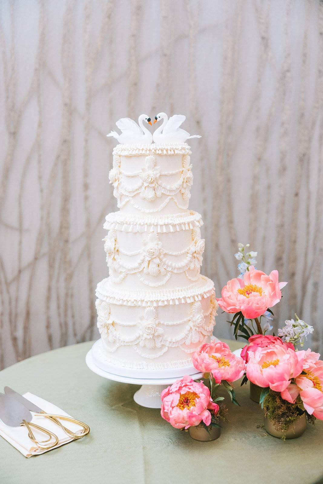 White Swans White Wedding Cake Wallpaper