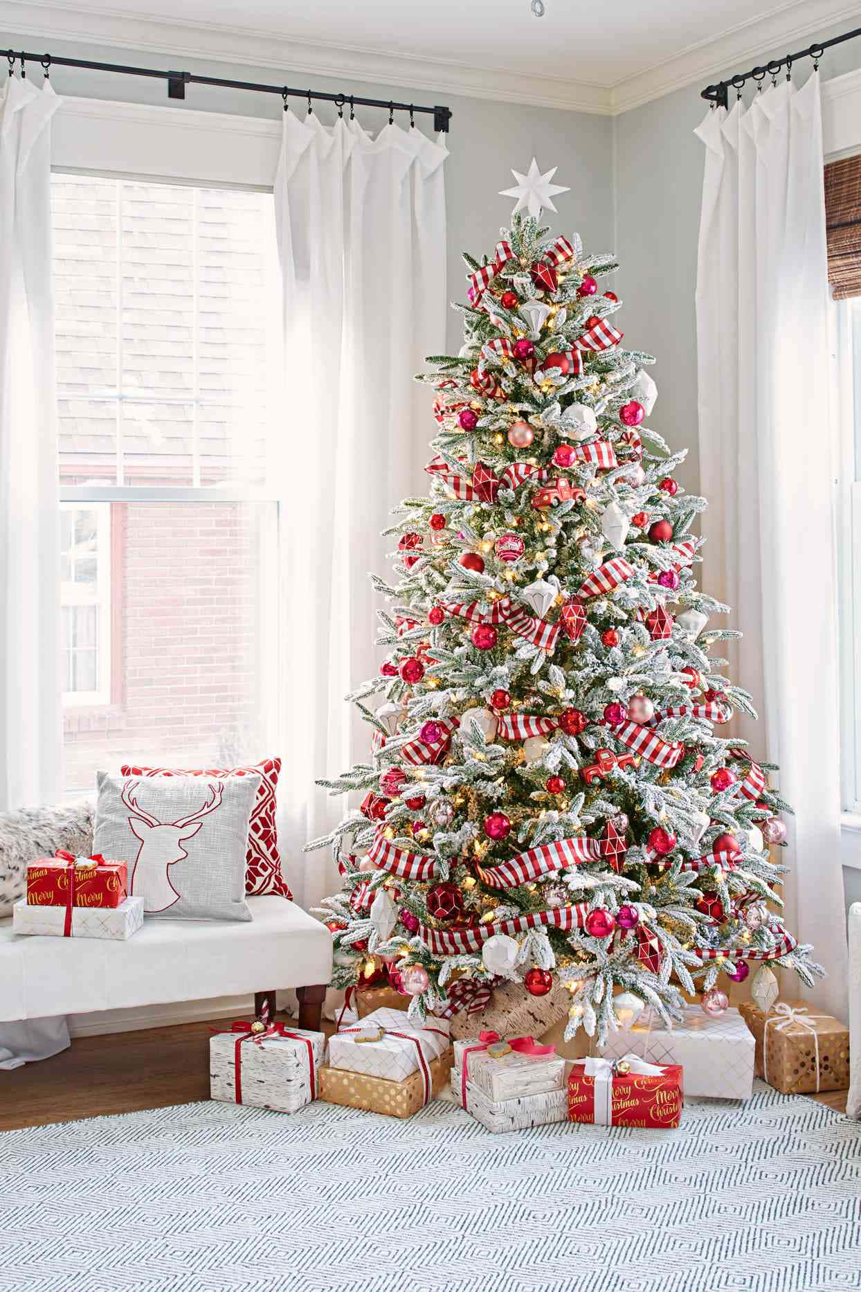 White Theme Simple Aesthetic Cute Christmas Tree Wallpaper