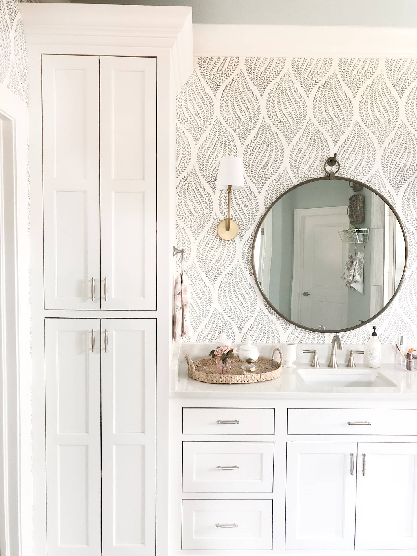 White Vintage Nest Bathroom Round Mirror Wallpaper