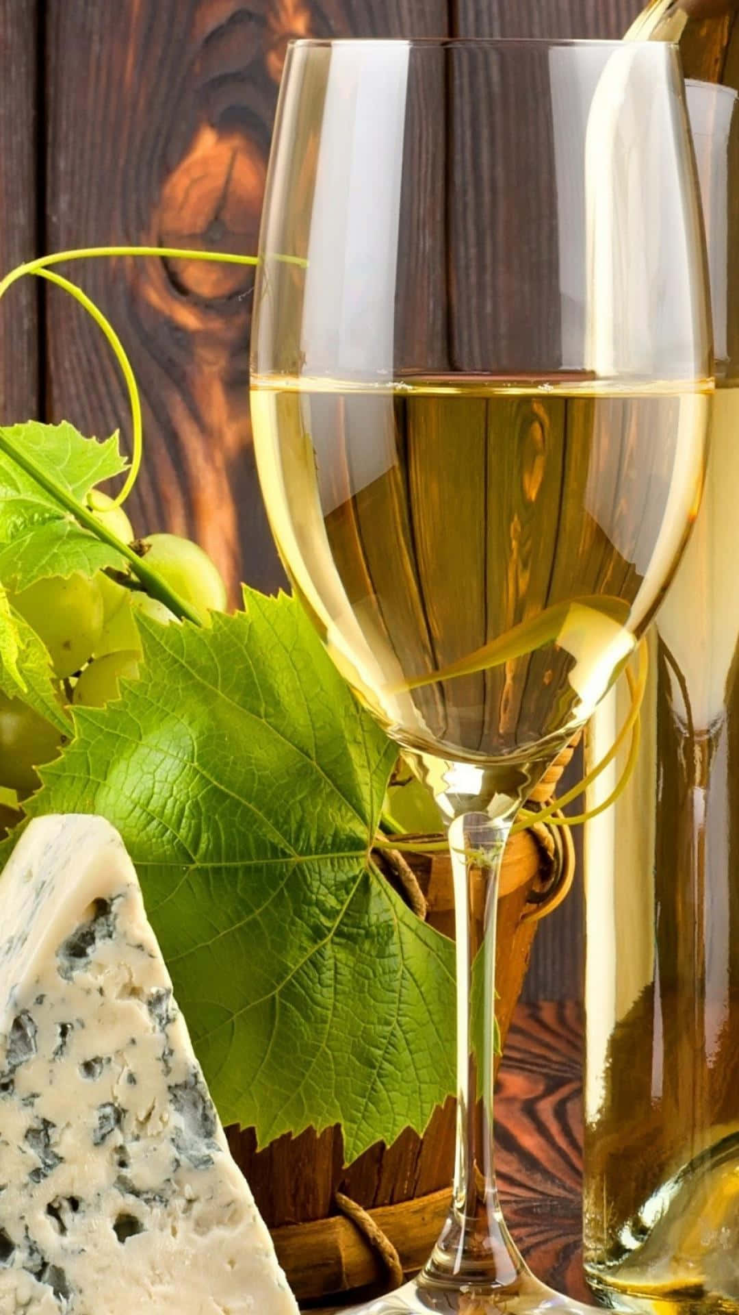 Refreshing glass of white wine Wallpaper