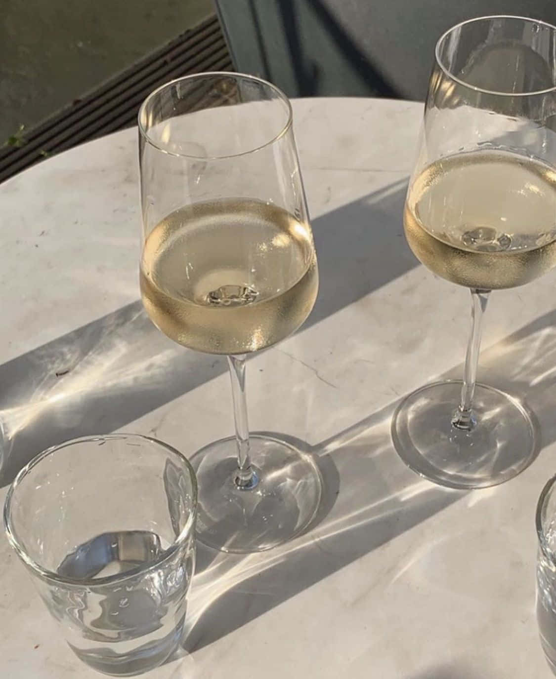 Refreshing glass of white wine Wallpaper