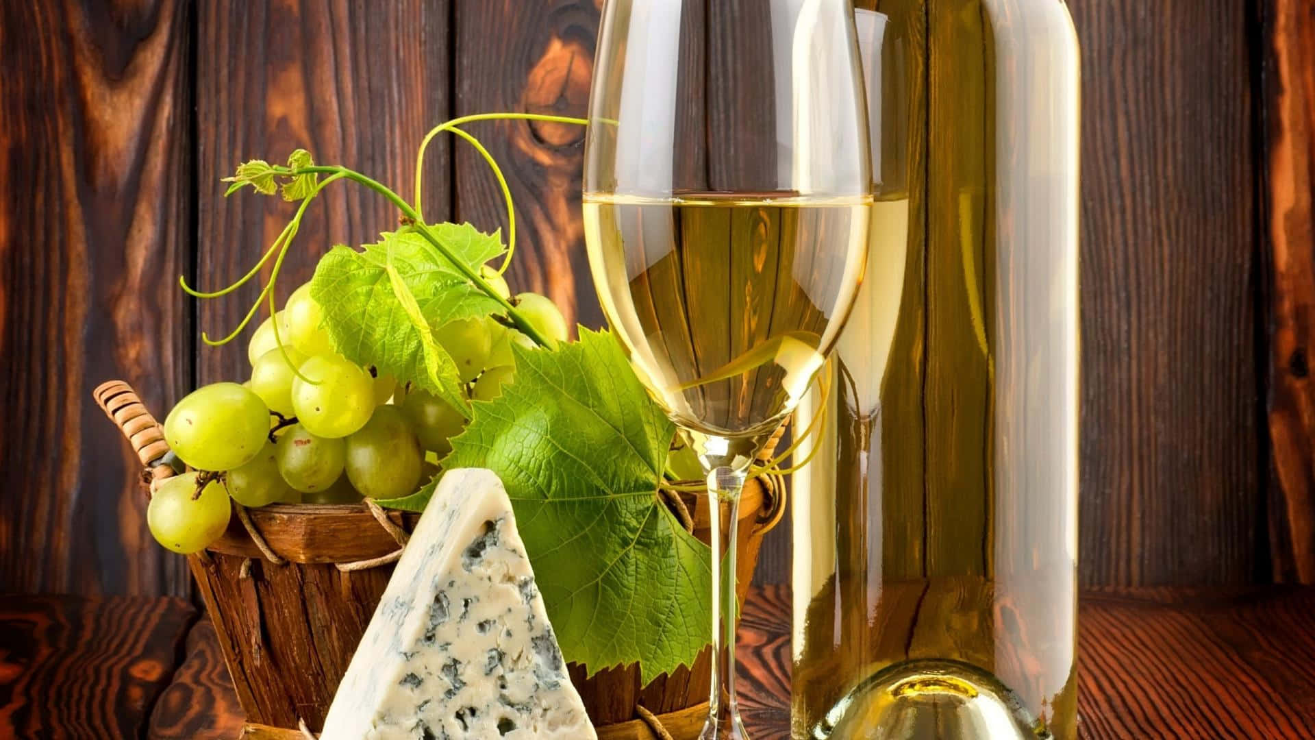 Enjoy a glass of refreshing white wine Wallpaper