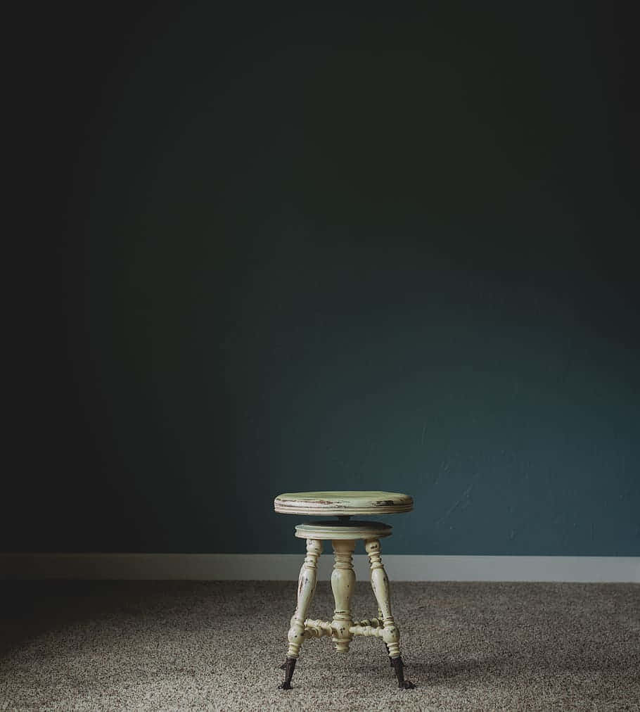 Hvid træstol stol i mørk rum med lys Wallpaper