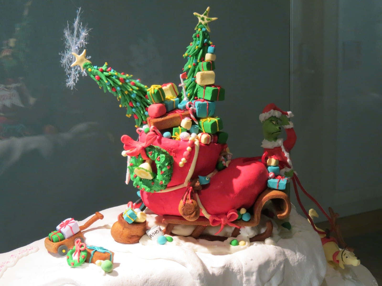 En kage pyntet med juletræer og ornamenter Wallpaper
