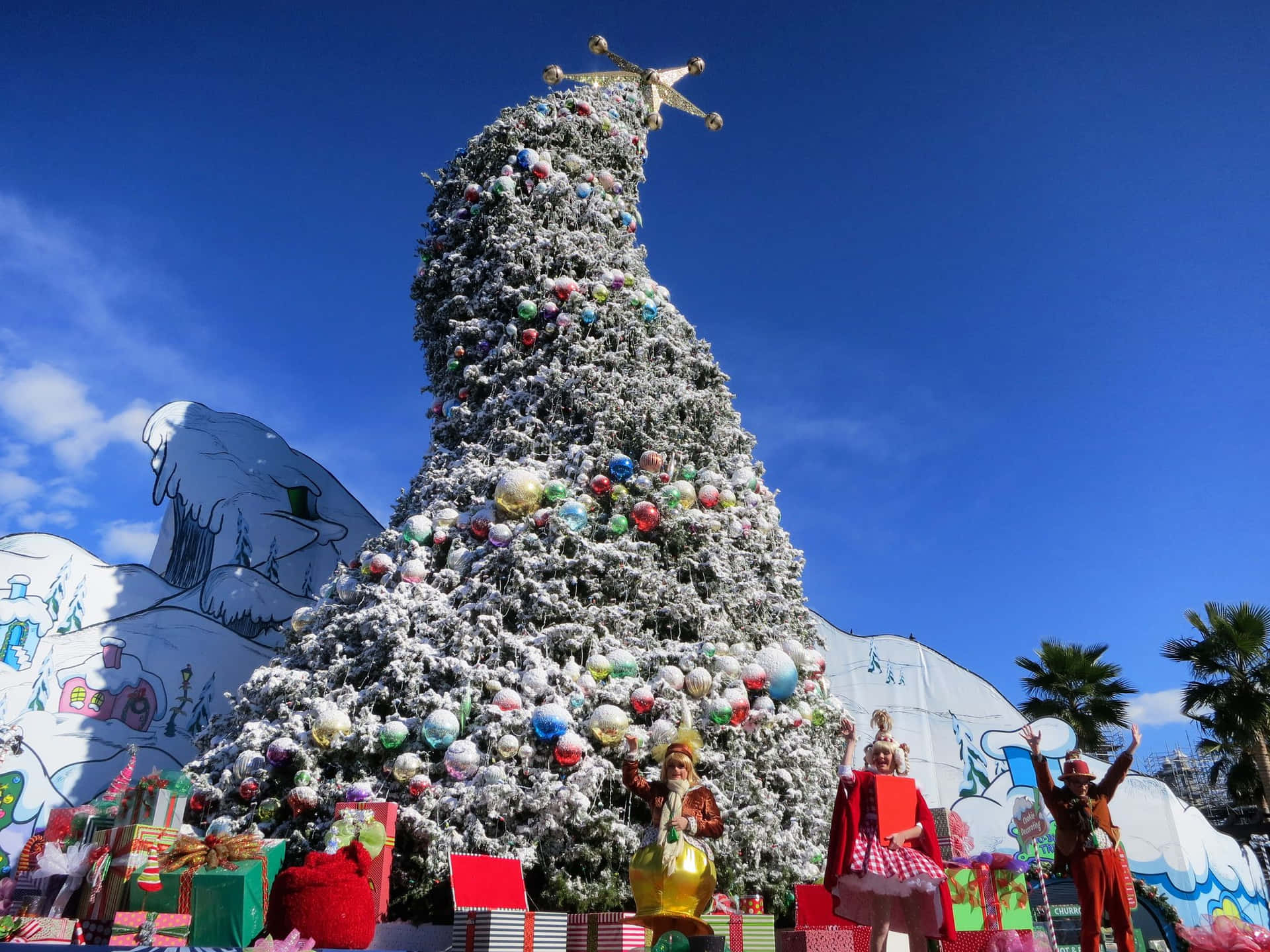 Et juletræ med et stort antal gaver på det Wallpaper