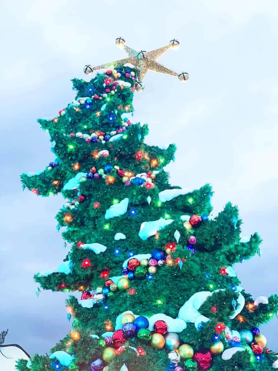 En juletræ med et tændt ornament på toppen Wallpaper
