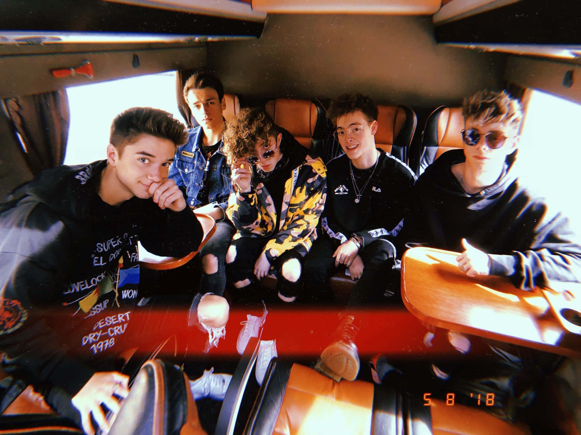 En gruppe unge mænd, der sidder i en varevogn Wallpaper