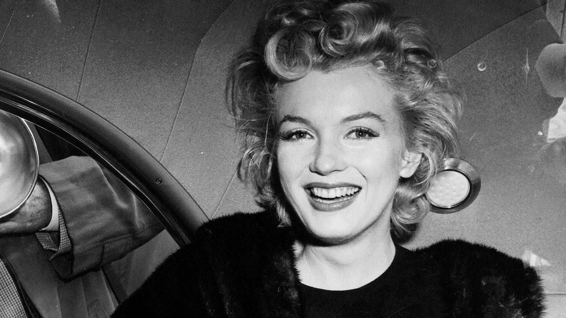 Wide Smile Marilyn Monroe Grayscale Wallpaper