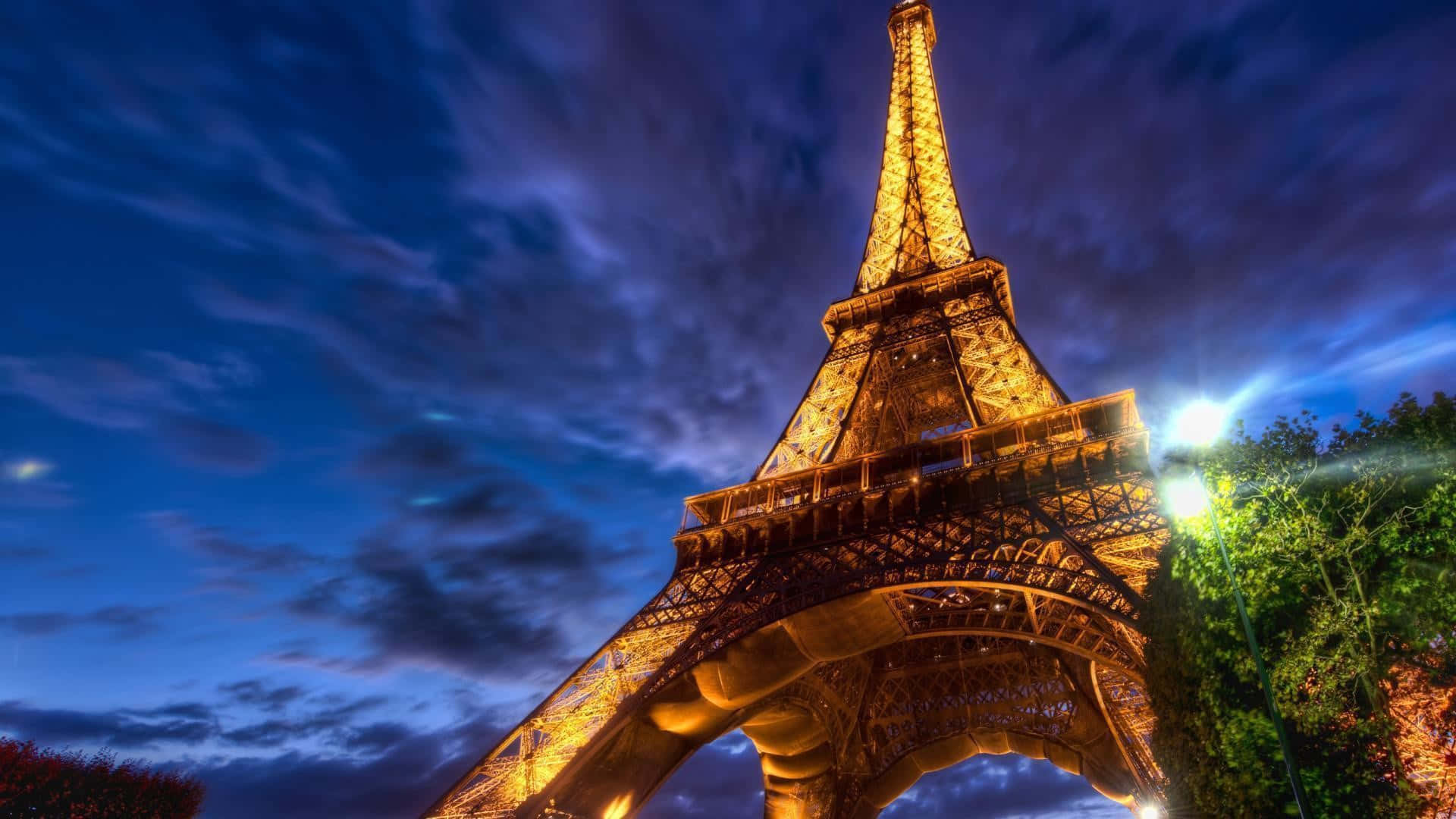 Eiffeltornetlyser Upp På Natten.