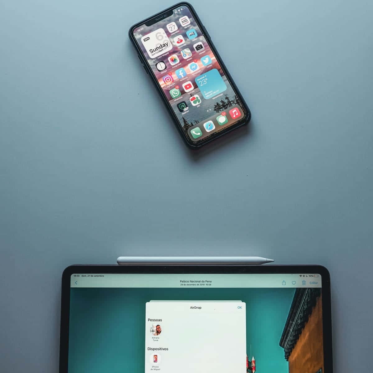 Et laptop og en iPhone vises ved siden af hinanden.