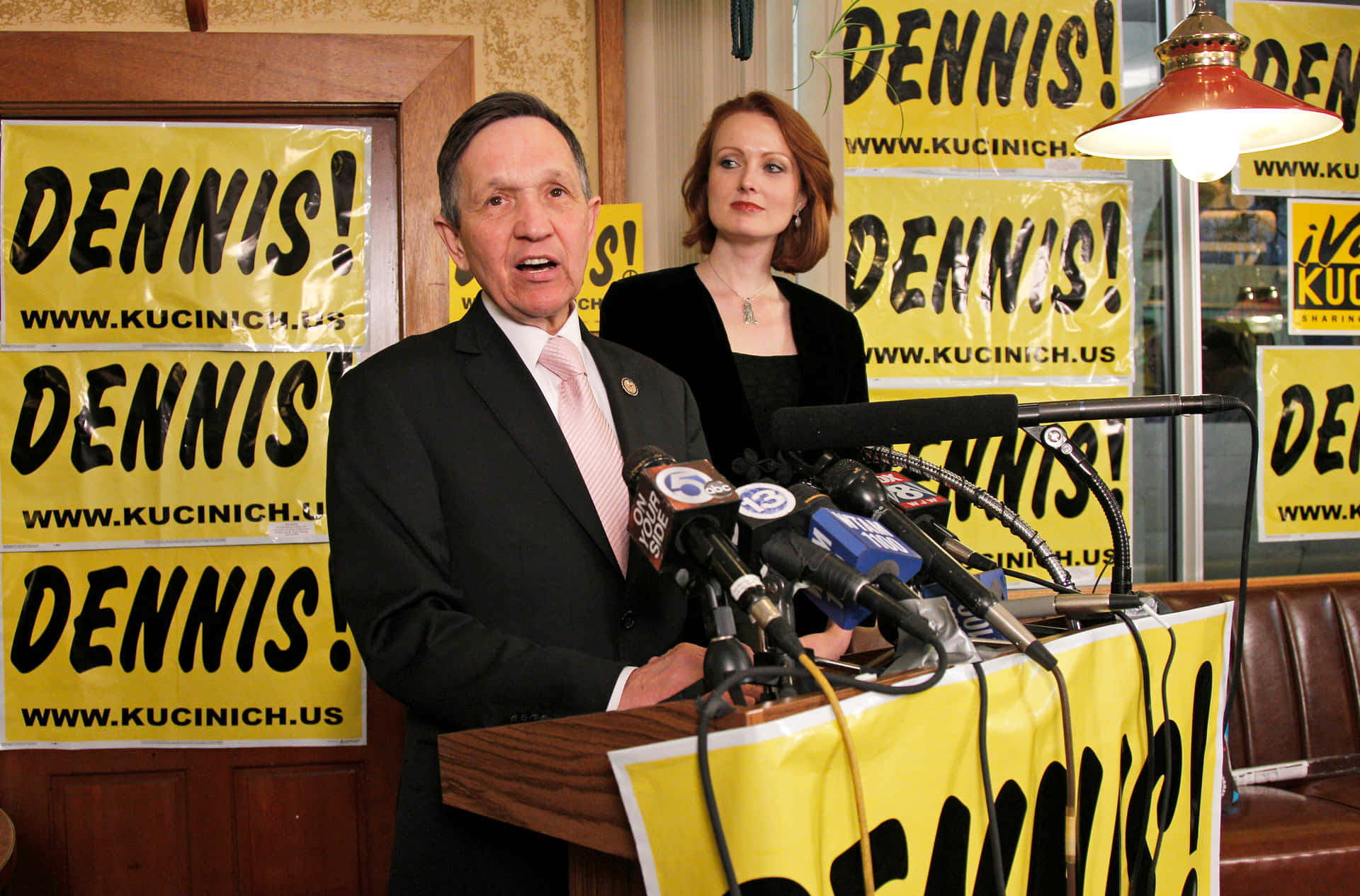 Wife Of Dennis Kucinich At The Back Wallpaper