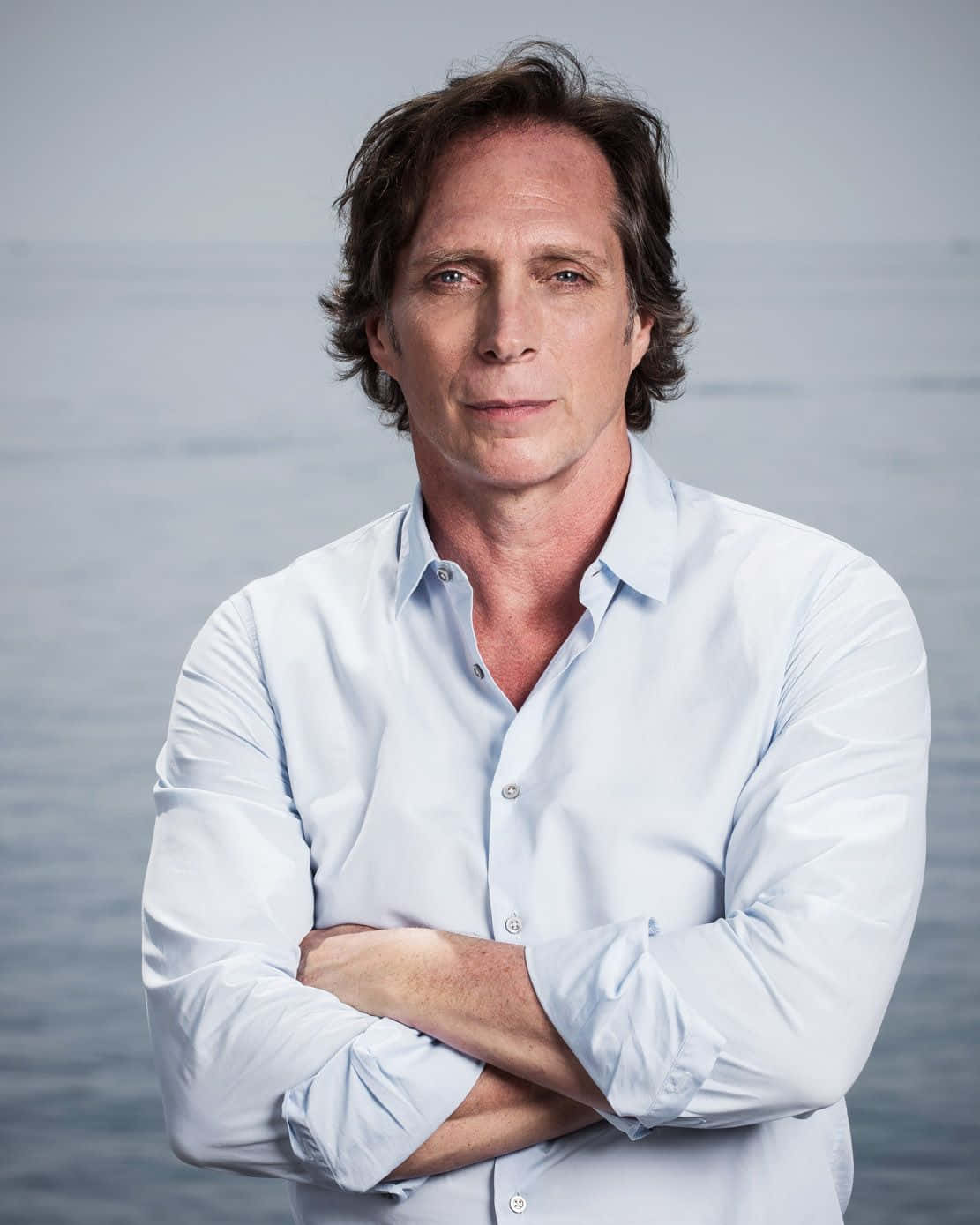 William Fichtner Poseert In Een Pak Achtergrond