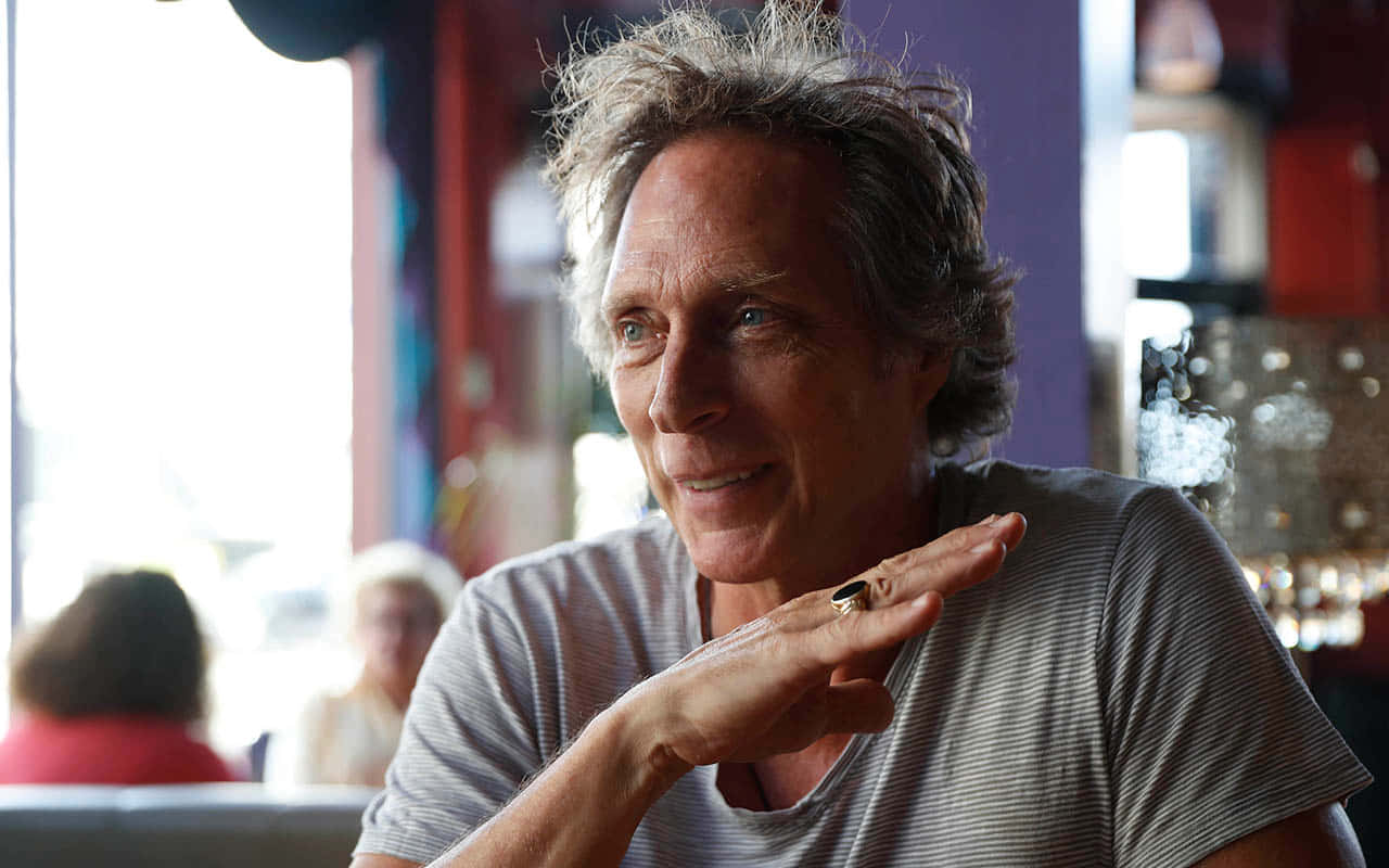 William Fichtner Poseert In Een Portret Achtergrond