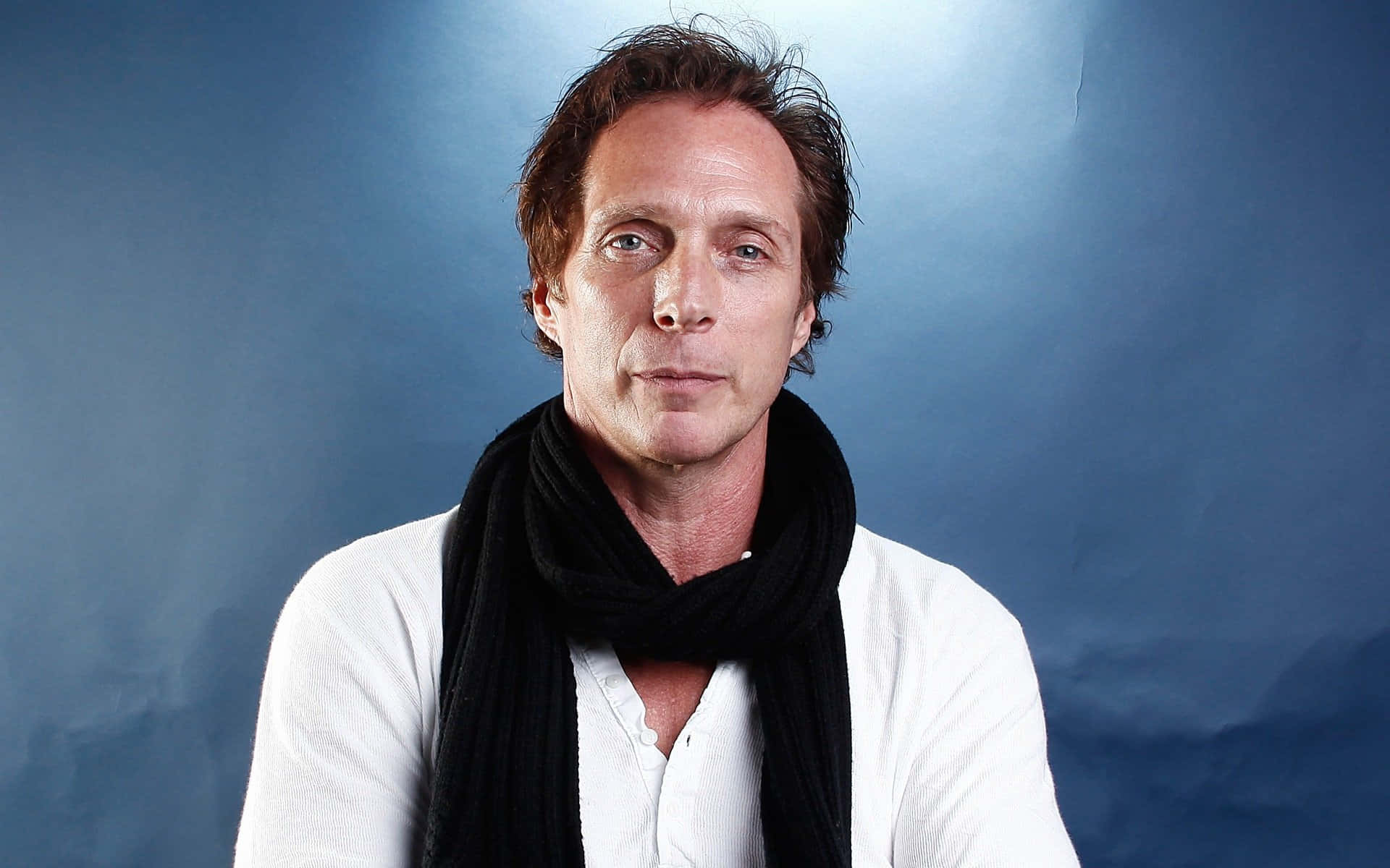 William Fichtner Poseert Zelfverzekerd Achtergrond