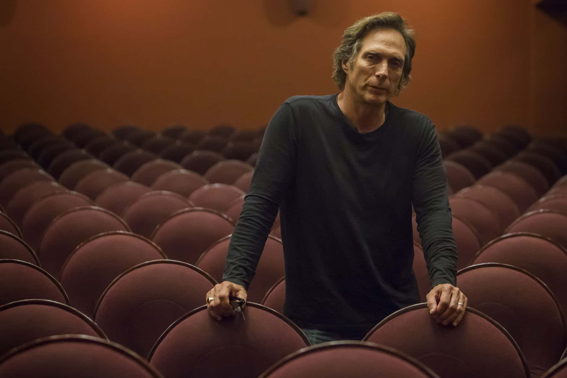 Bijschrift: Acteur William Fichtner Poseert Voor Een Portret Achtergrond