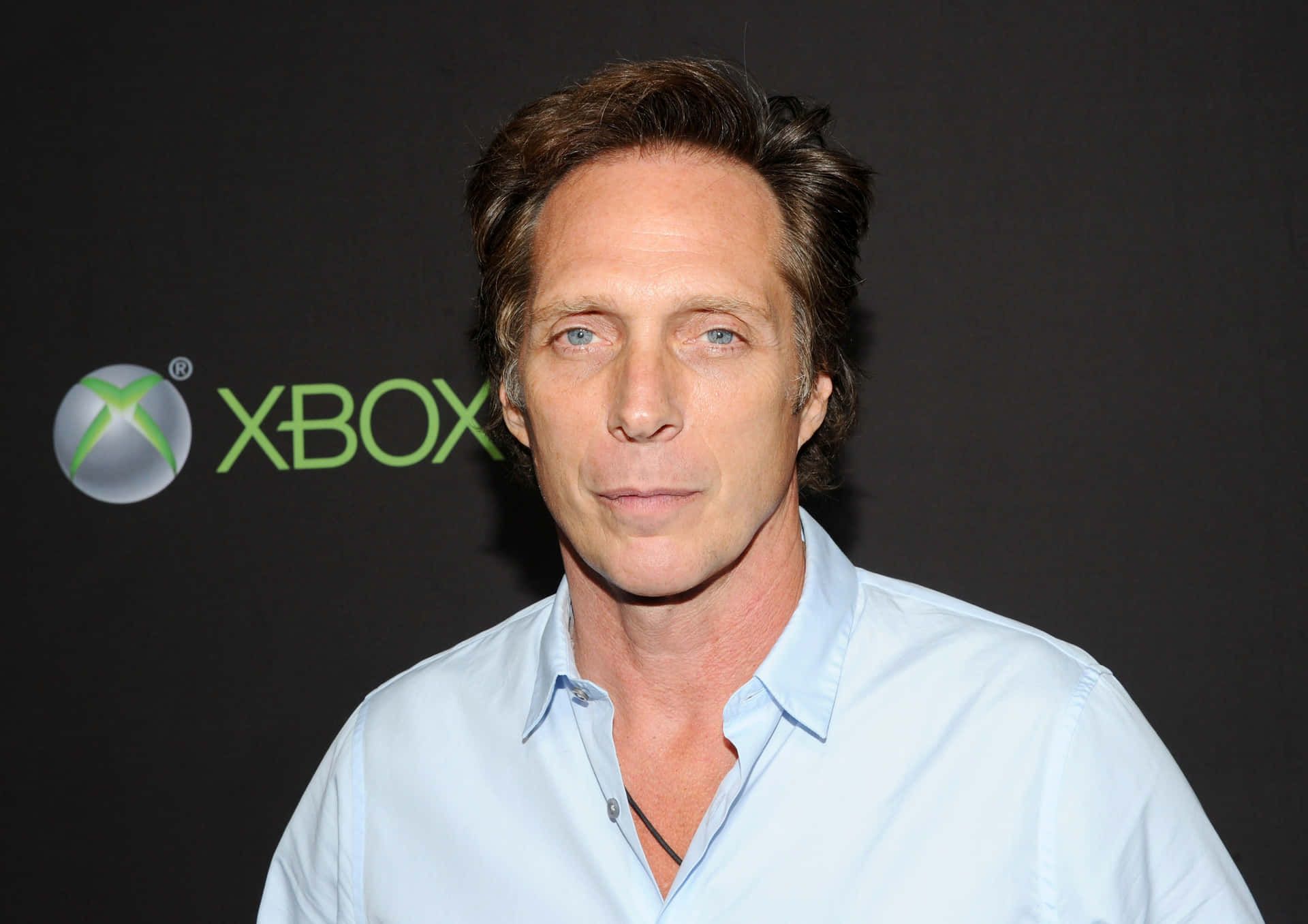 William Fichtner In Een Casual Pose Achtergrond