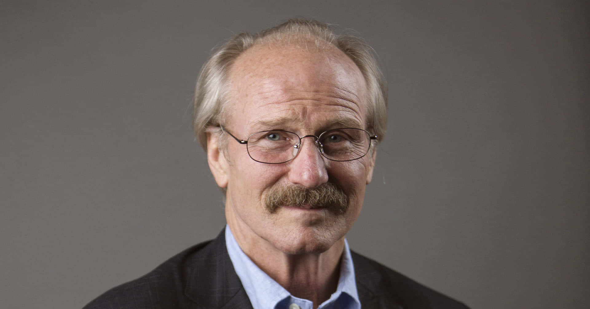 William Hurt posing against a dark background Wallpaper