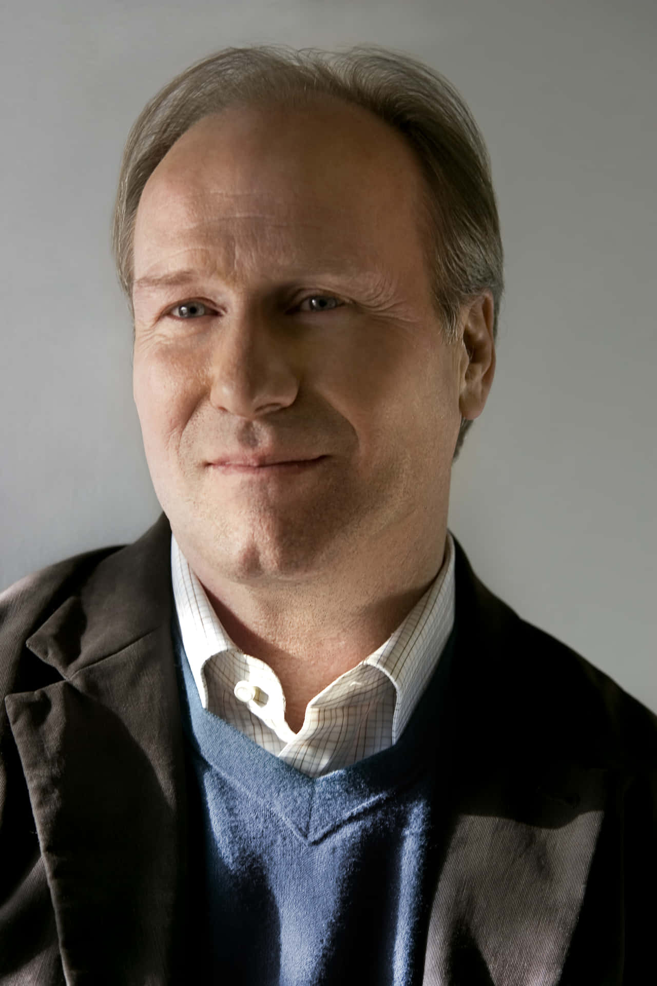 William Hurt posing in a captivating portrait Wallpaper