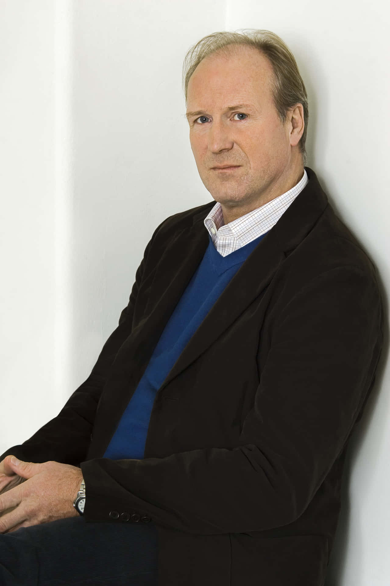 American Actor William Hurt Posing for a Photoshoot Wallpaper