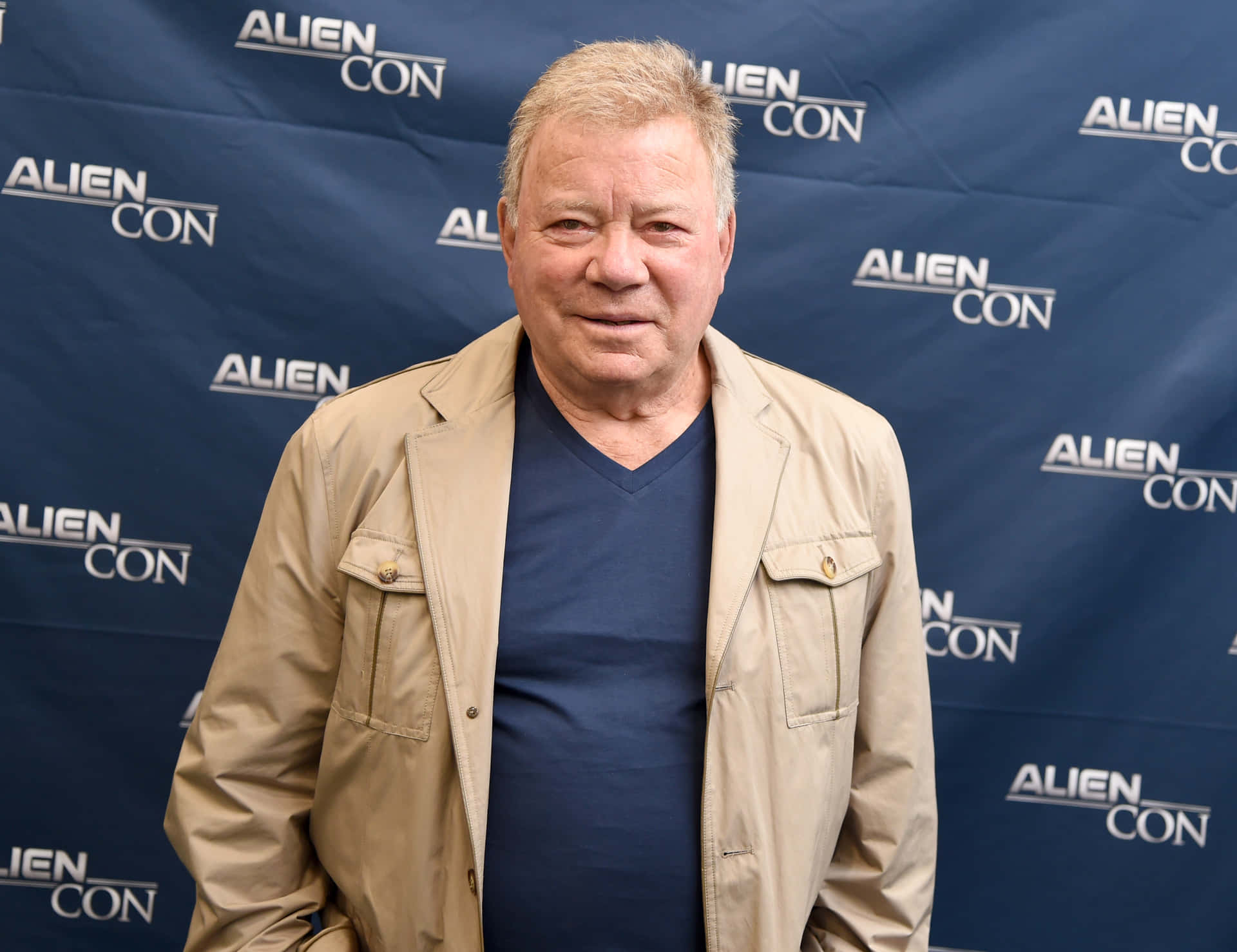 Ellegendario William Shatner Adoptando Una Pose Clásica. Fondo de pantalla